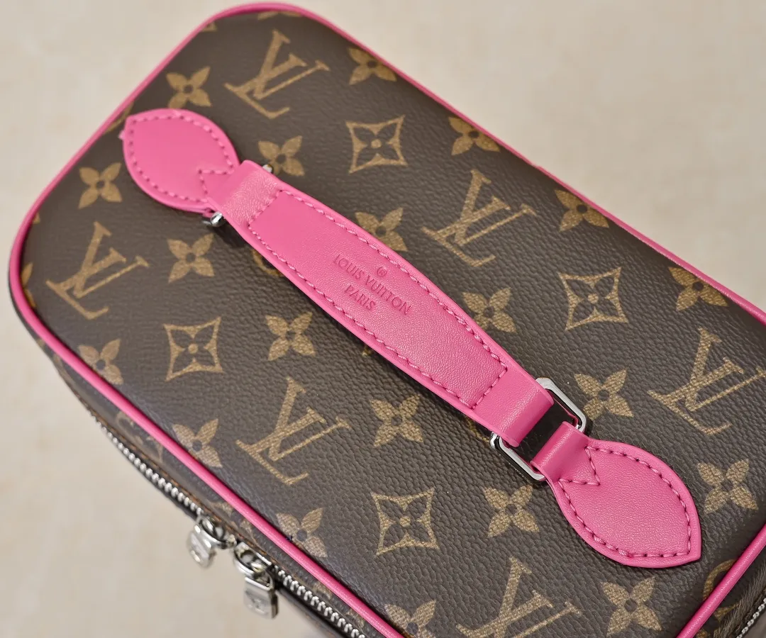 Batch 320💰Upgraded original version ✨M42265 This style is inspired by the iconic Nice cosmetic bag. This elegant toiletry bag is a personalized choice for carrying basic beauty supplies. A hidden zip pocket on the inside of the flap can store especially valuable personal items. - Top woven handle - Monogram coated canvas fabric - Louis Vuitton special coated canvas washable lining - Natural cowhide leather trim - Gold metal hardware - Double-layer zipper closure - Large capacity inside the bag - Zippered pocket on the inside of the flap - Several patch pockets inside - size 24×14×17.