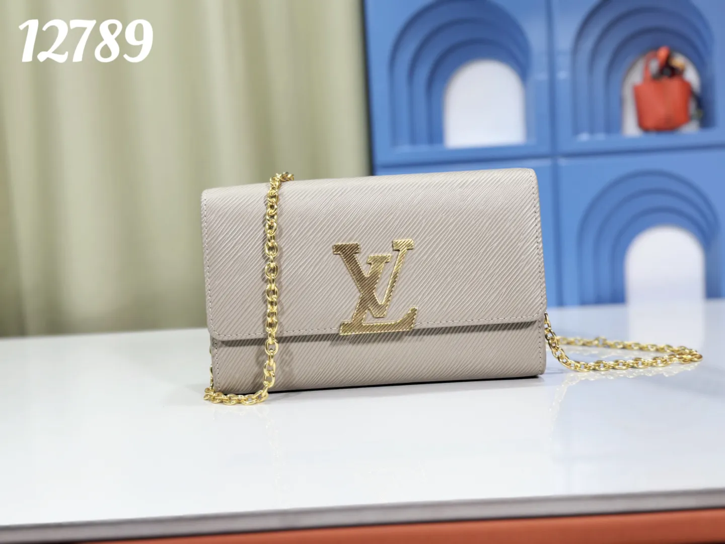 P220 Upgraded original version M23756 black M12788 black, M12789 khaki This Pochette Louise chain bag renews the classic design in the new season with new proportions. Shaped in beautifully lustrous Epi leather or sleek patent leather, the bag can securely store your essentials and make it a perfect companion for a night out. Paired with a dazzling chain, it can be carried elegantly on the shoulder or in the hand. Lacquered water-patterned Epi cow leather. LV letter magnetic buckle closure. Dimensions: 22x 14x5 cm (length x height x width)