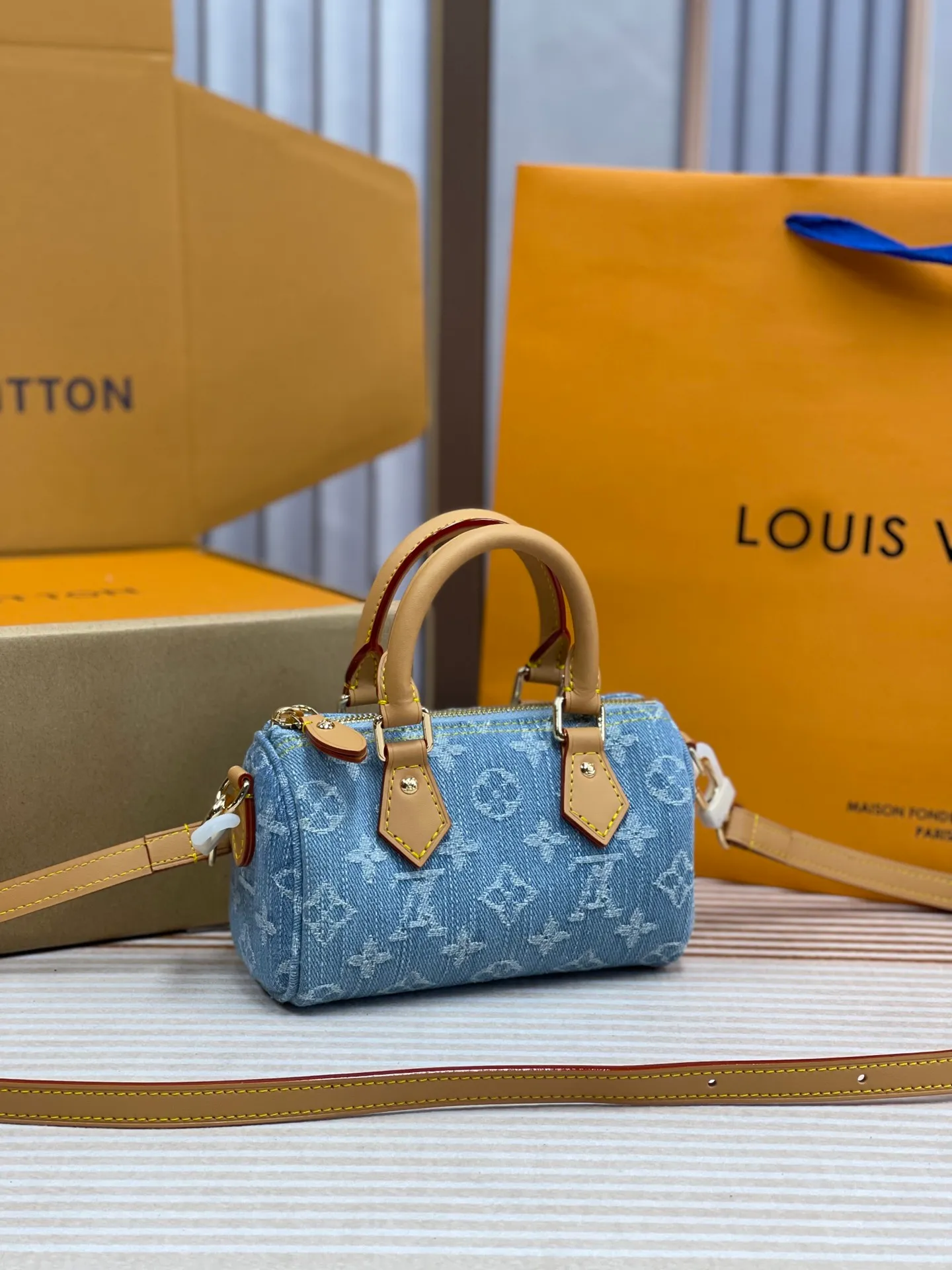 [Upgraded version] P480🐶Upgraded version. High quality. Semi-steel hardware. ❣️M11212🐶 Comes with a complete set of packaging ❣️New denim series NANO SPEEDY handbag The Nano Speedy handbag condenses the Louis Vuitton classic Speedy handbag configuration, with an exquisite design made of Monogram canvas, with distressed cow leather details and metal parts. The handles and removable and adjustable shoulder strap allow for a variety of styling possibilities. Dimensions: 16 x 10 x 7.5 cm