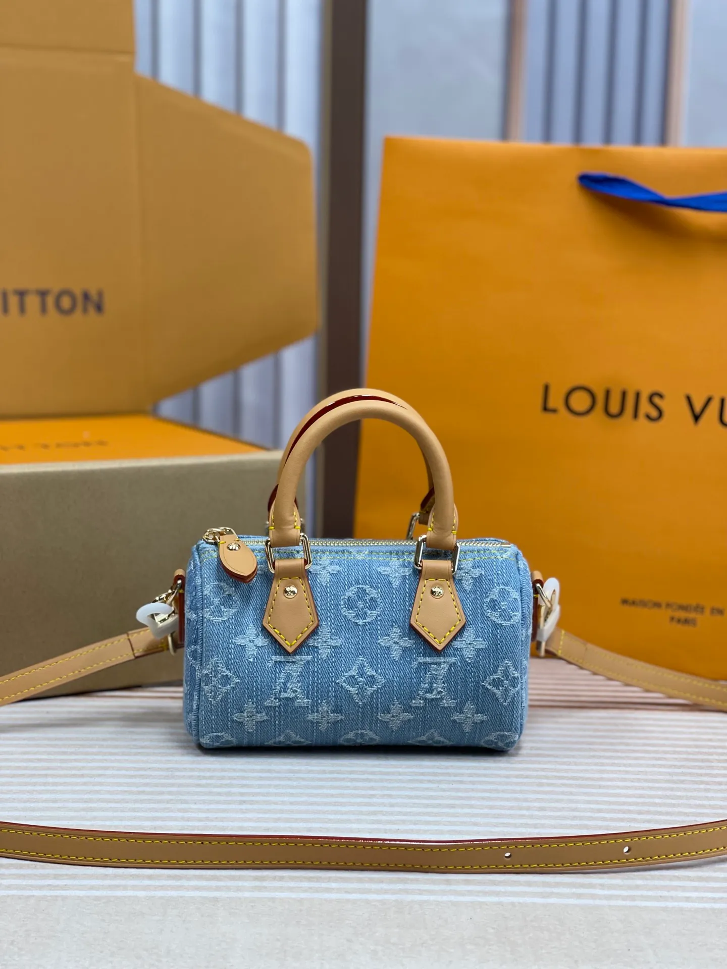 [Upgraded version] P480🐶Upgraded version. High quality. Semi-steel hardware. ❣️M11212🐶 Comes with a complete set of packaging ❣️New denim series NANO SPEEDY handbag The Nano Speedy handbag condenses the Louis Vuitton classic Speedy handbag configuration, with an exquisite design made of Monogram canvas, with distressed cow leather details and metal parts. The handles and removable and adjustable shoulder strap allow for a variety of styling possibilities. Dimensions: 16 x 10 x 7.5 cm