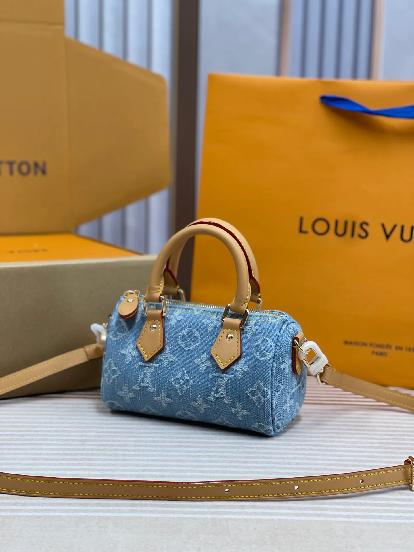 [Upgraded version] P480🐶Upgraded version. High quality. Semi-steel hardware. ❣️M11212🐶 Comes with a complete set of packaging ❣️New denim series NANO SPEEDY handbag The Nano Speedy handbag condenses the Louis Vuitton classic Speedy handbag configuration, with an exquisite design made of Monogram canvas, with distressed cow leather details and metal parts. The handles and removable and adjustable shoulder strap allow for a variety of styling possibilities. Dimensions: 16 x 10 x 7.5 cm