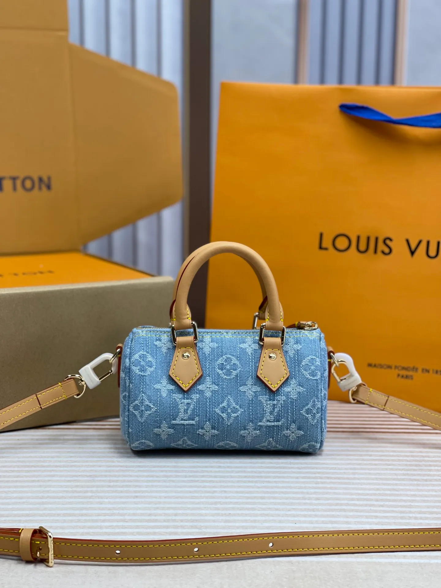 [Upgraded version] P480🐶Upgraded version. High quality. Semi-steel hardware. ❣️M11212🐶 Comes with a complete set of packaging ❣️New denim series NANO SPEEDY handbag The Nano Speedy handbag condenses the Louis Vuitton classic Speedy handbag configuration, with an exquisite design made of Monogram canvas, with distressed cow leather details and metal parts. The handles and removable and adjustable shoulder strap allow for a variety of styling possibilities. Dimensions: 16 x 10 x 7.5 cm