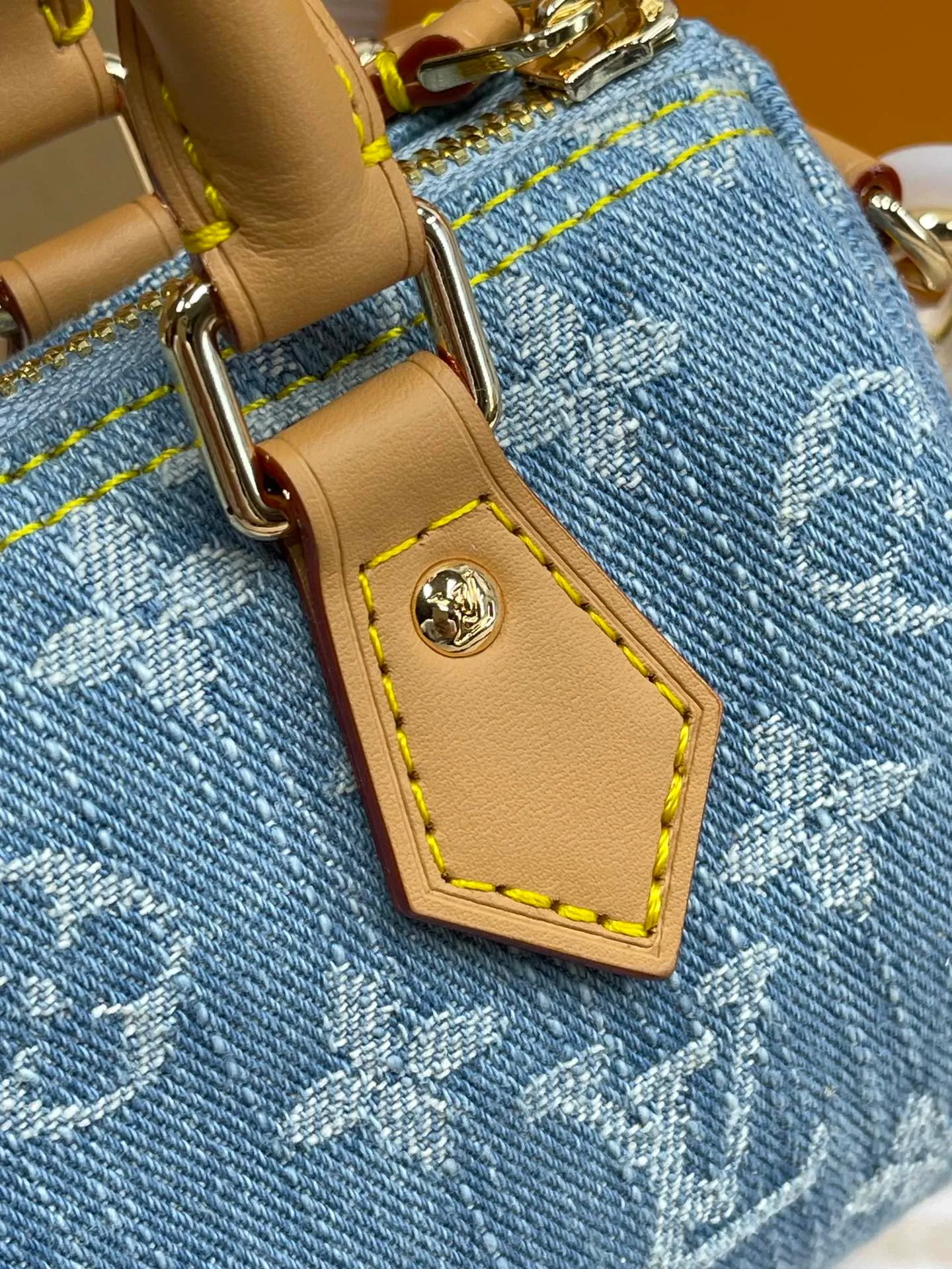 [Upgraded version] P480🐶Upgraded version. High quality. Semi-steel hardware. ❣️M11212🐶 Comes with a complete set of packaging ❣️New denim series NANO SPEEDY handbag The Nano Speedy handbag condenses the Louis Vuitton classic Speedy handbag configuration, with an exquisite design made of Monogram canvas, with distressed cow leather details and metal parts. The handles and removable and adjustable shoulder strap allow for a variety of styling possibilities. Dimensions: 16 x 10 x 7.5 cm