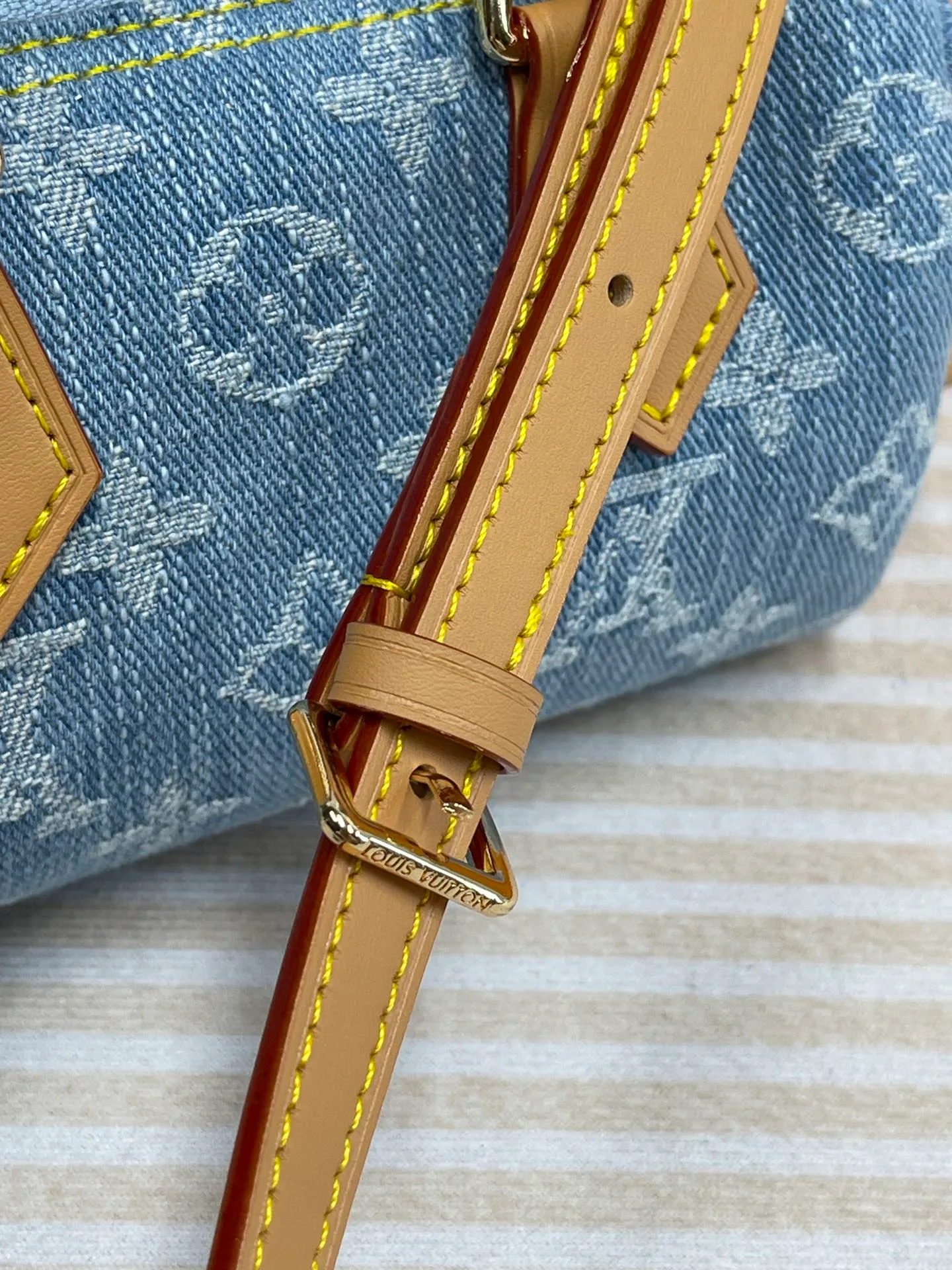 [Upgraded version] P480🐶Upgraded version. High quality. Semi-steel hardware. ❣️M11212🐶 Comes with a complete set of packaging ❣️New denim series NANO SPEEDY handbag The Nano Speedy handbag condenses the Louis Vuitton classic Speedy handbag configuration, with an exquisite design made of Monogram canvas, with distressed cow leather details and metal parts. The handles and removable and adjustable shoulder strap allow for a variety of styling possibilities. Dimensions: 16 x 10 x 7.5 cm