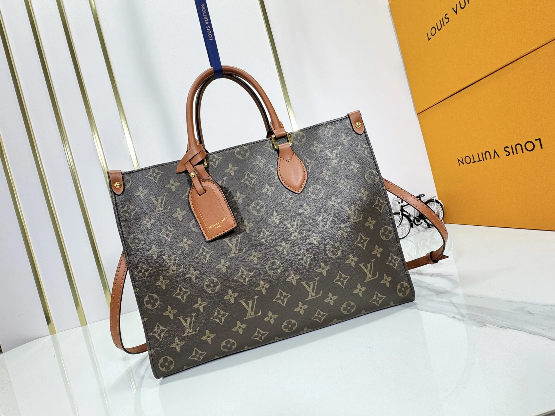 P240 Upgraded original M14235 M45039 M45321 M44571 This Organizer handbag is from the OnTheGo series and is made of Monogram canvas with leather handles and name tags. The spacious interior can accommodate laptops and notepads, and multiple pockets allow for organized storage, making it a great companion for urban life. Dimensions: 37.0 x 29.0 x 16.0 cm (length x height x width)