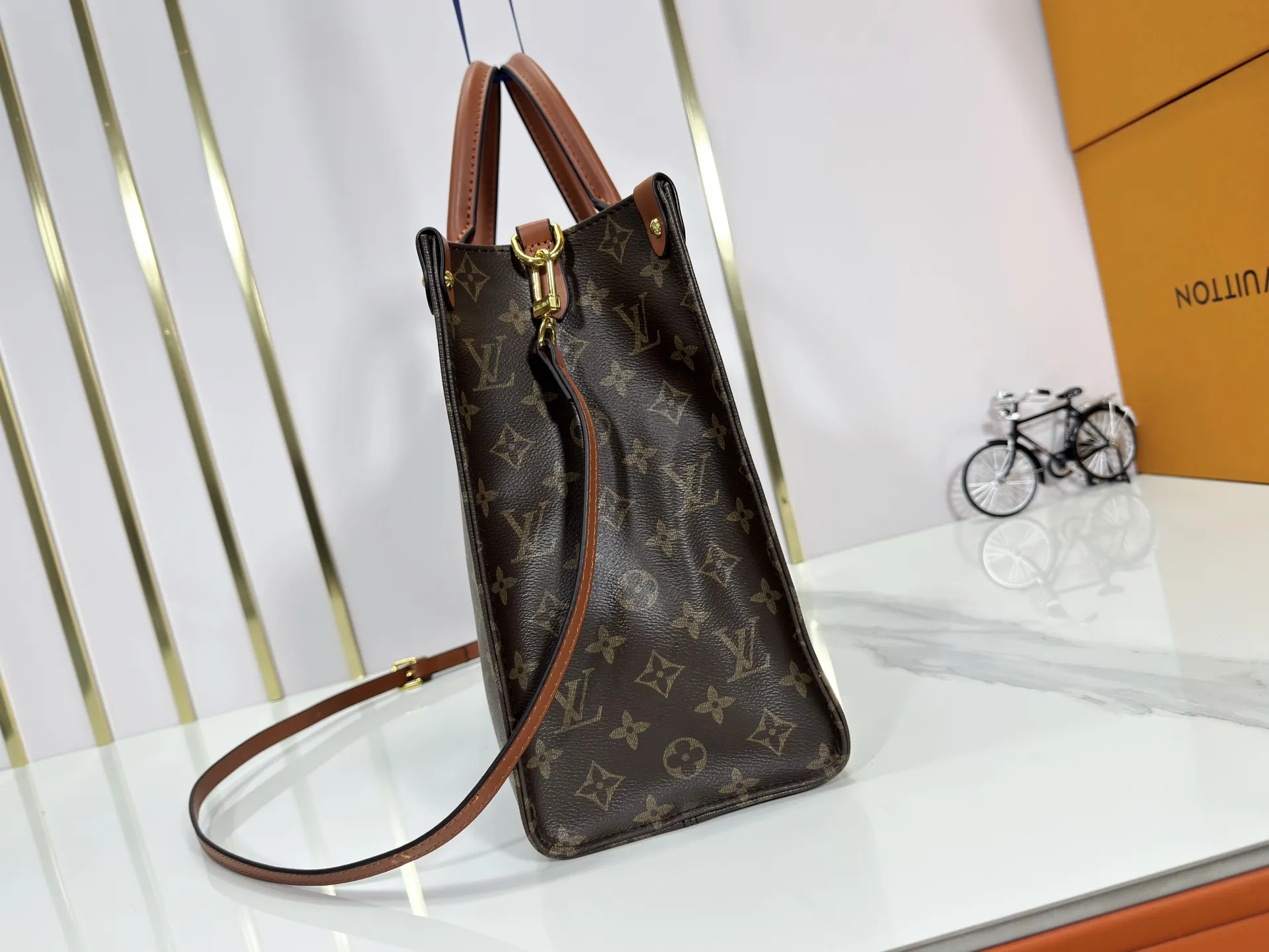 P240 Upgraded original M14235 M45039 M45321 M44571 This Organizer handbag is from the OnTheGo series and is made of Monogram canvas with leather handles and name tags. The spacious interior can accommodate laptops and notepads, and multiple pockets allow for organized storage, making it a great companion for urban life. Dimensions: 37.0 x 29.0 x 16.0 cm (length x height x width)