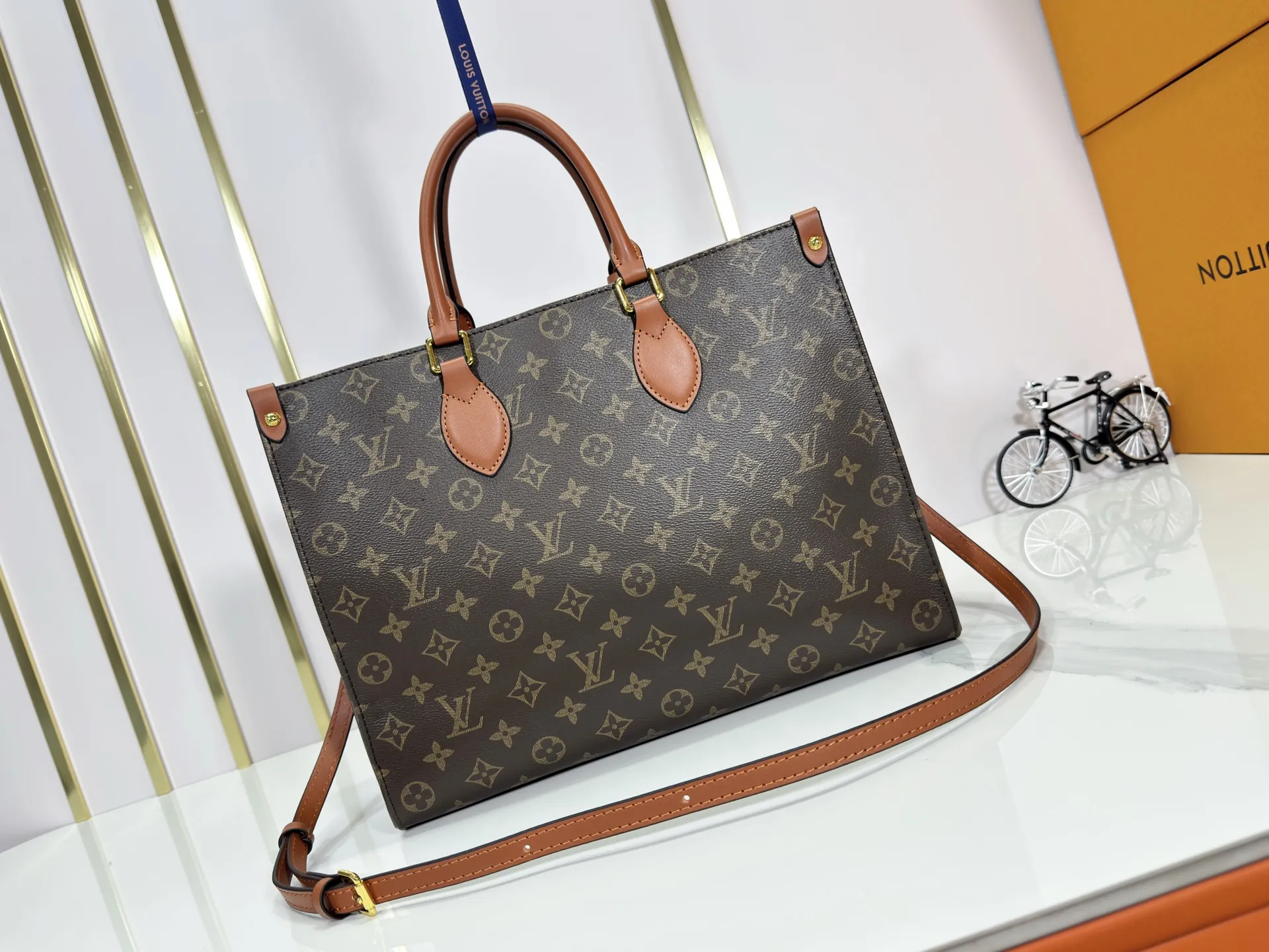 P240 Upgraded original M14235 M45039 M45321 M44571 This Organizer handbag is from the OnTheGo series and is made of Monogram canvas with leather handles and name tags. The spacious interior can accommodate laptops and notepads, and multiple pockets allow for organized storage, making it a great companion for urban life. Dimensions: 37.0 x 29.0 x 16.0 cm (length x height x width)