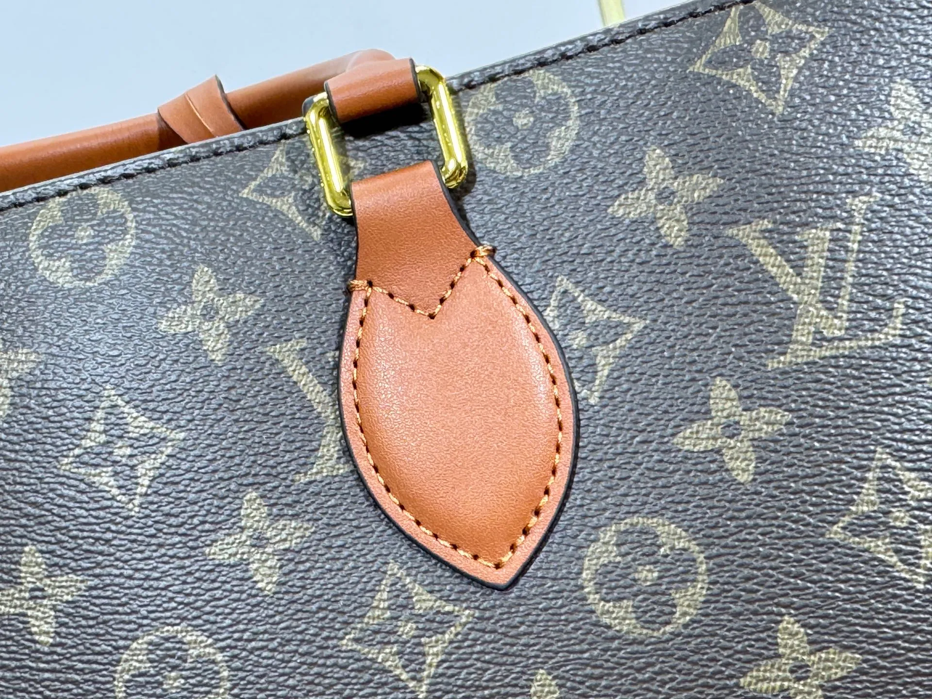 P240 Upgraded original M14235 M45039 M45321 M44571 This Organizer handbag is from the OnTheGo series and is made of Monogram canvas with leather handles and name tags. The spacious interior can accommodate laptops and notepads, and multiple pockets allow for organized storage, making it a great companion for urban life. Dimensions: 37.0 x 29.0 x 16.0 cm (length x height x width)