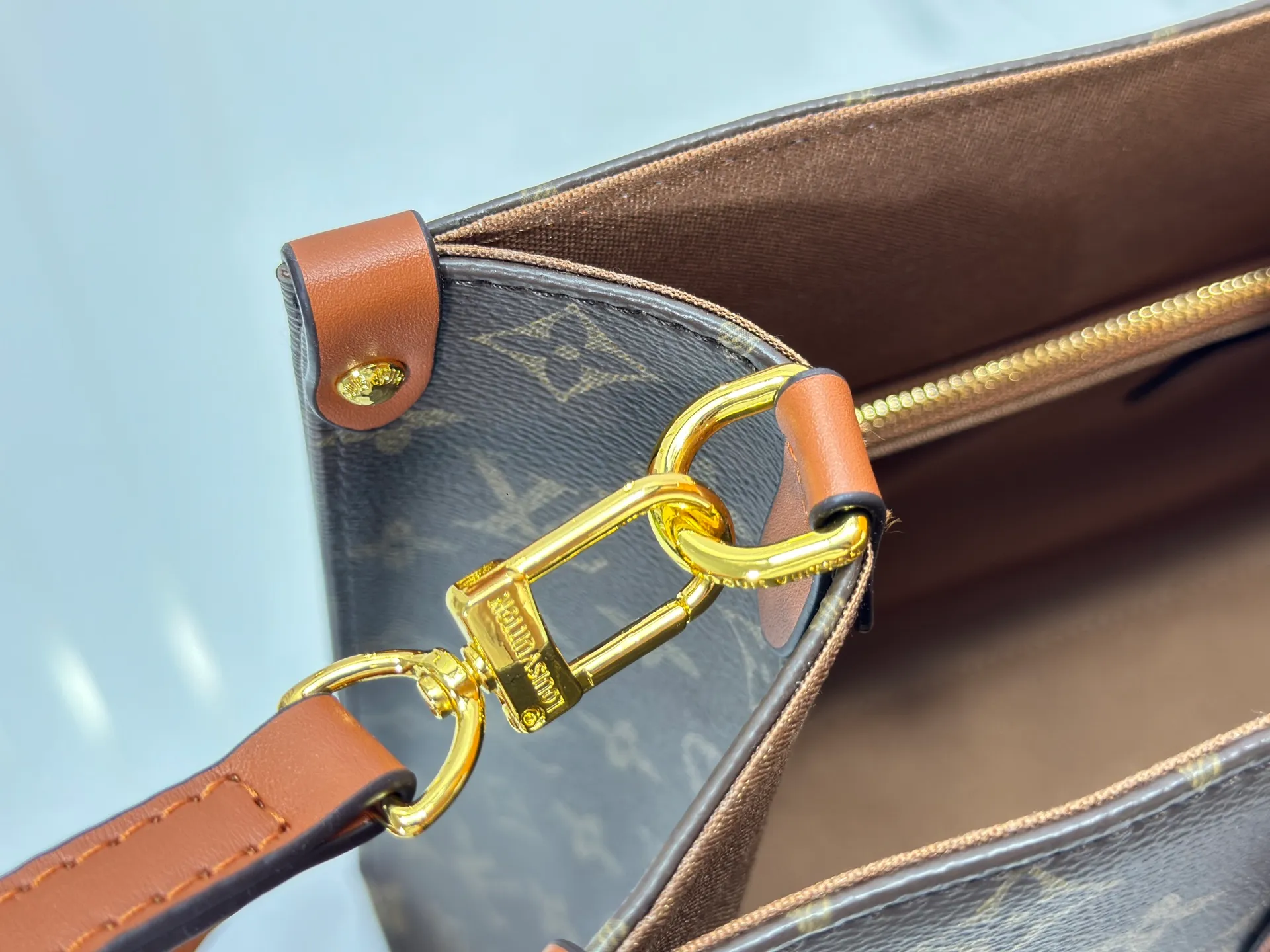 P240 Upgraded original M14235 M45039 M45321 M44571 This Organizer handbag is from the OnTheGo series and is made of Monogram canvas with leather handles and name tags. The spacious interior can accommodate laptops and notepads, and multiple pockets allow for organized storage, making it a great companion for urban life. Dimensions: 37.0 x 29.0 x 16.0 cm (length x height x width)