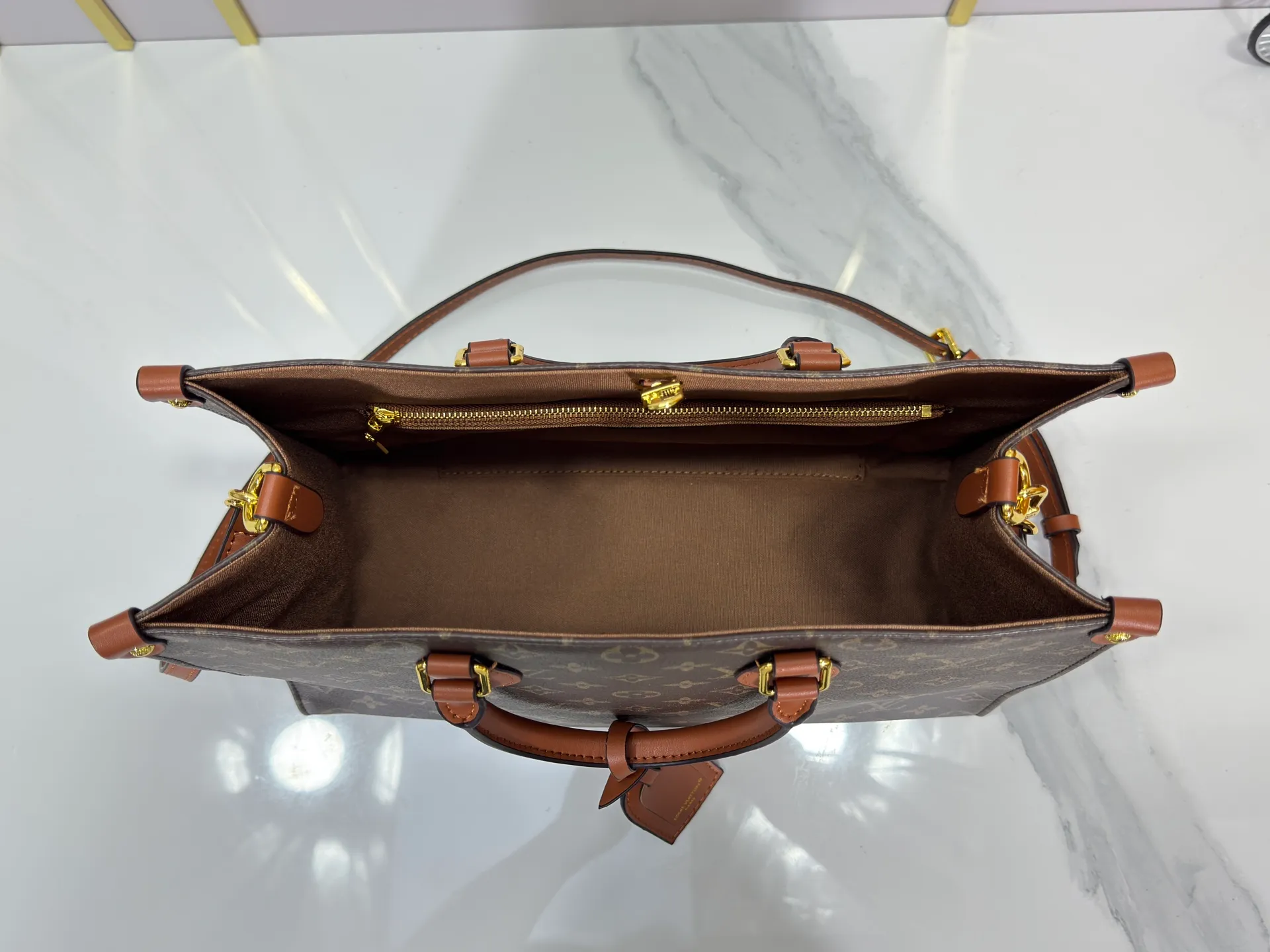 P240 Upgraded original M14235 M45039 M45321 M44571 This Organizer handbag is from the OnTheGo series and is made of Monogram canvas with leather handles and name tags. The spacious interior can accommodate laptops and notepads, and multiple pockets allow for organized storage, making it a great companion for urban life. Dimensions: 37.0 x 29.0 x 16.0 cm (length x height x width)