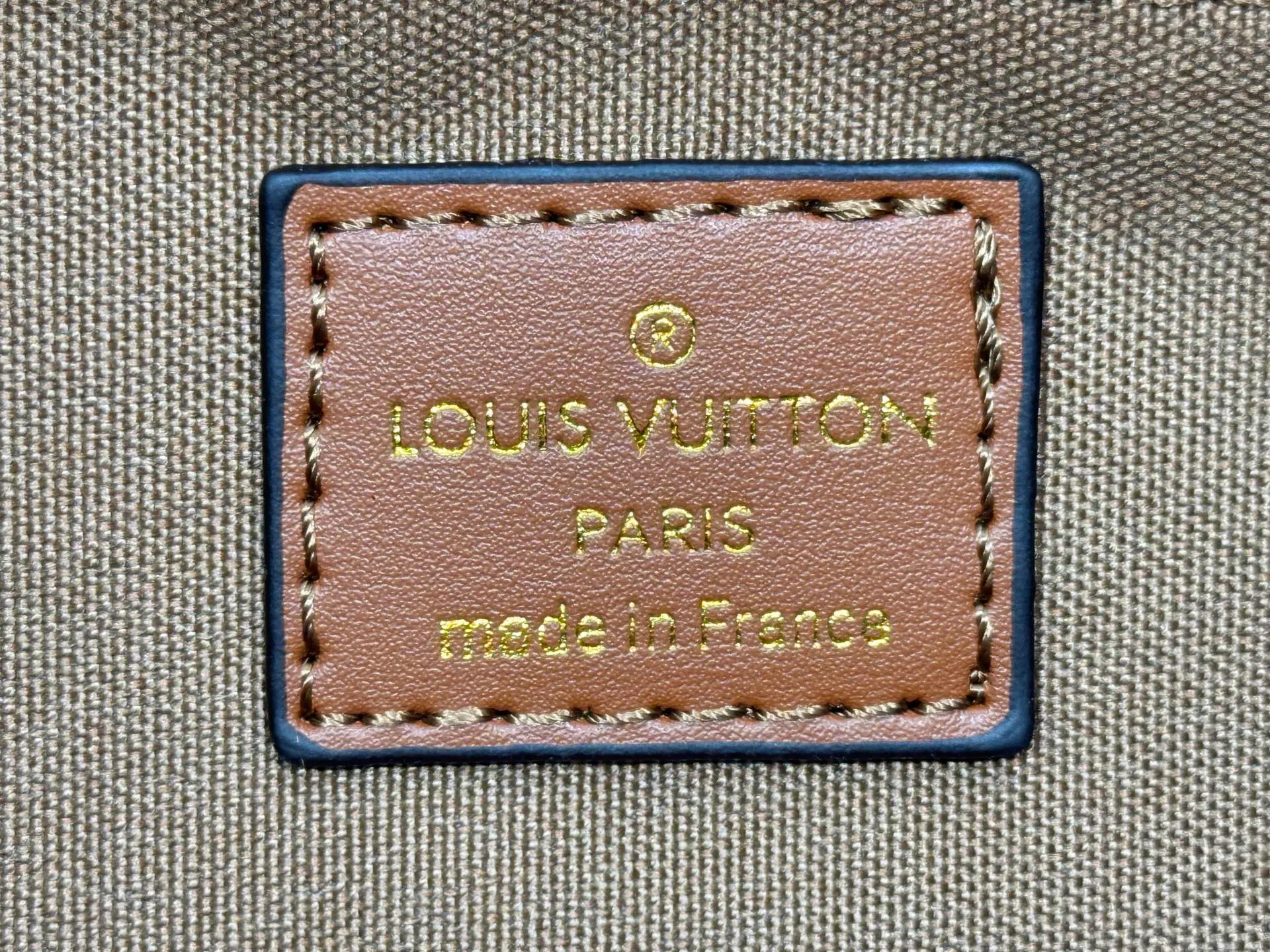 P240 Upgraded original M14235 M45039 M45321 M44571 This Organizer handbag is from the OnTheGo series and is made of Monogram canvas with leather handles and name tags. The spacious interior can accommodate laptops and notepads, and multiple pockets allow for organized storage, making it a great companion for urban life. Dimensions: 37.0 x 29.0 x 16.0 cm (length x height x width)