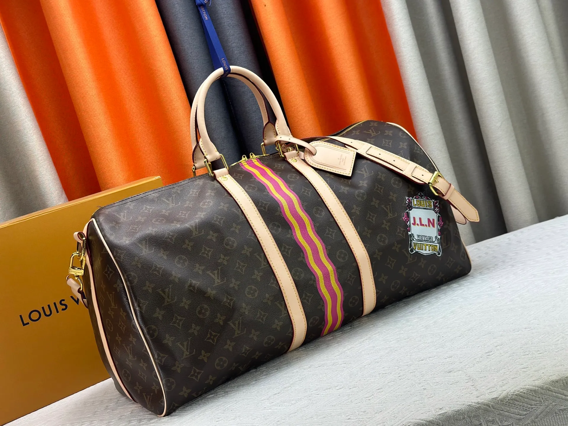 P360 upgraded original M41414 M40569 M45604 M40605 Keepall 55 travel bag, made of the new iconic black and gray Monogram Eclipse canvas. Since 1930, the Keepall series of bags has accompanied generations of travelers traveling around the world. Featuring multiple comfortable leather handles, a strap for casual cross-body carry and a shiny padlock, this updated travel bag is the ideal companion for short trips. Dimensions: 55.0 x 31.0 x 24.0 cm