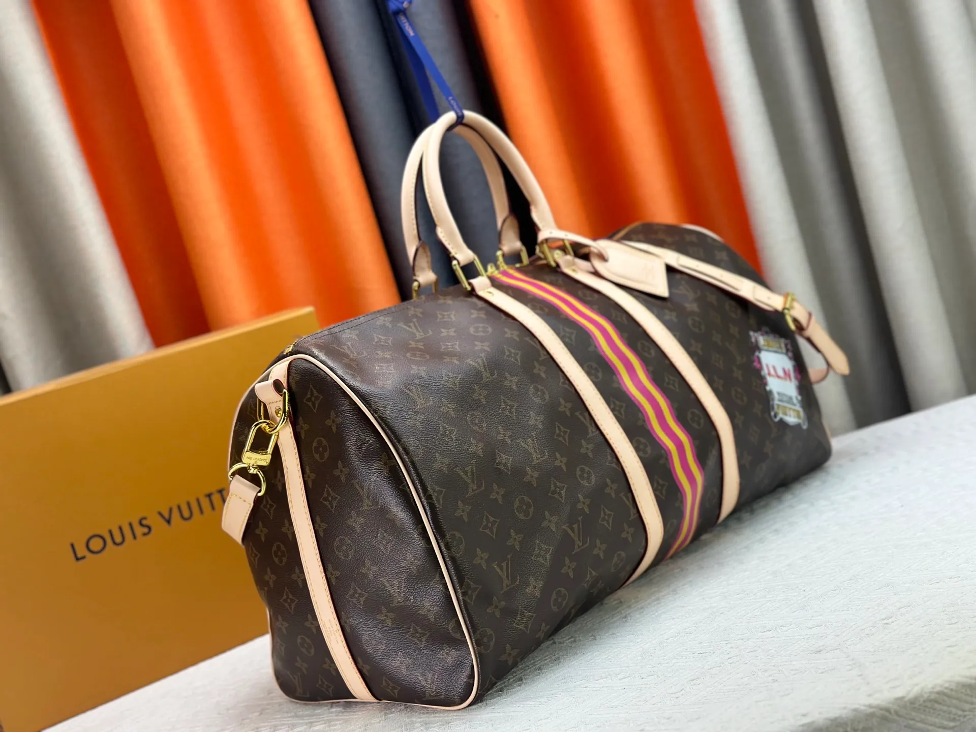 P360 upgraded original M41414 M40569 M45604 M40605 Keepall 55 travel bag, made of the new iconic black and gray Monogram Eclipse canvas. Since 1930, the Keepall series of bags has accompanied generations of travelers traveling around the world. Featuring multiple comfortable leather handles, a strap for casual cross-body carry and a shiny padlock, this updated travel bag is the ideal companion for short trips. Dimensions: 55.0 x 31.0 x 24.0 cm