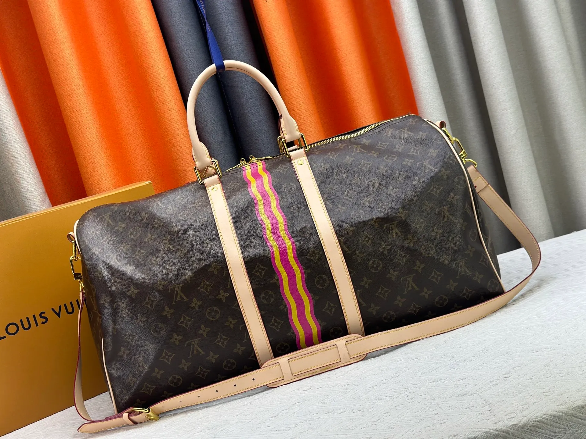 P360 upgraded original M41414 M40569 M45604 M40605 Keepall 55 travel bag, made of the new iconic black and gray Monogram Eclipse canvas. Since 1930, the Keepall series of bags has accompanied generations of travelers traveling around the world. Featuring multiple comfortable leather handles, a strap for casual cross-body carry and a shiny padlock, this updated travel bag is the ideal companion for short trips. Dimensions: 55.0 x 31.0 x 24.0 cm