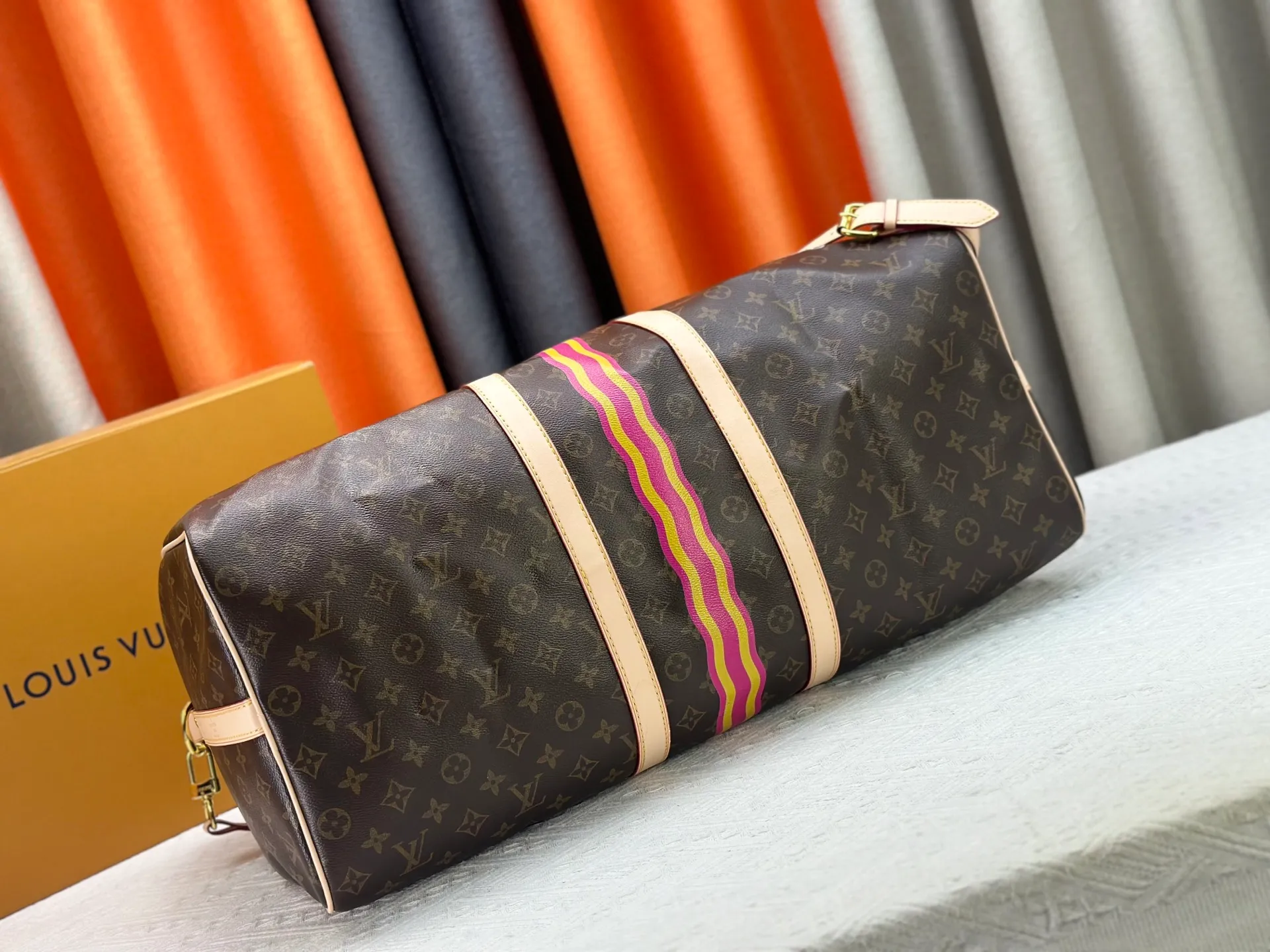 P360 upgraded original M41414 M40569 M45604 M40605 Keepall 55 travel bag, made of the new iconic black and gray Monogram Eclipse canvas. Since 1930, the Keepall series of bags has accompanied generations of travelers traveling around the world. Featuring multiple comfortable leather handles, a strap for casual cross-body carry and a shiny padlock, this updated travel bag is the ideal companion for short trips. Dimensions: 55.0 x 31.0 x 24.0 cm