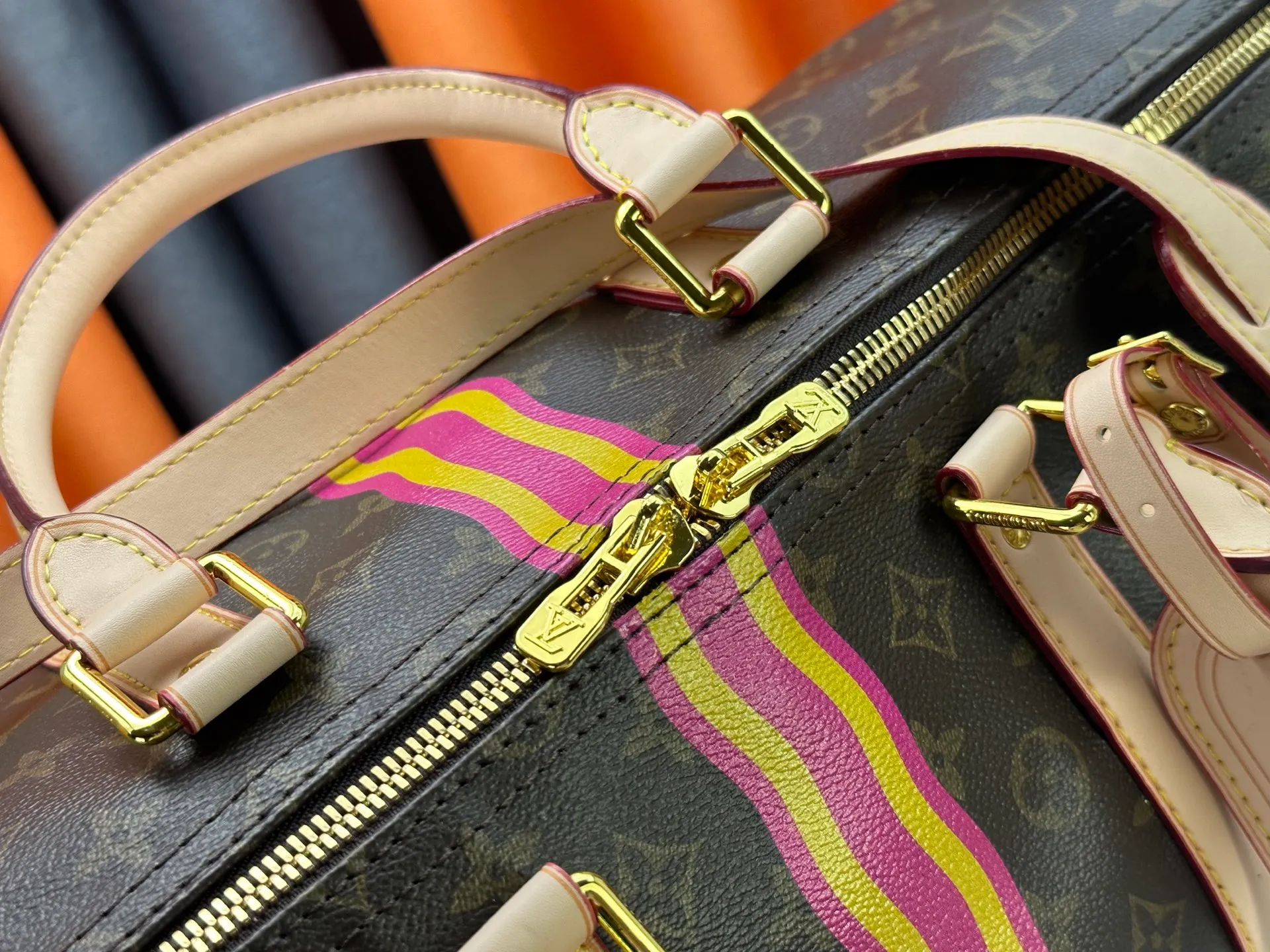 P360 upgraded original M41414 M40569 M45604 M40605 Keepall 55 travel bag, made of the new iconic black and gray Monogram Eclipse canvas. Since 1930, the Keepall series of bags has accompanied generations of travelers traveling around the world. Featuring multiple comfortable leather handles, a strap for casual cross-body carry and a shiny padlock, this updated travel bag is the ideal companion for short trips. Dimensions: 55.0 x 31.0 x 24.0 cm