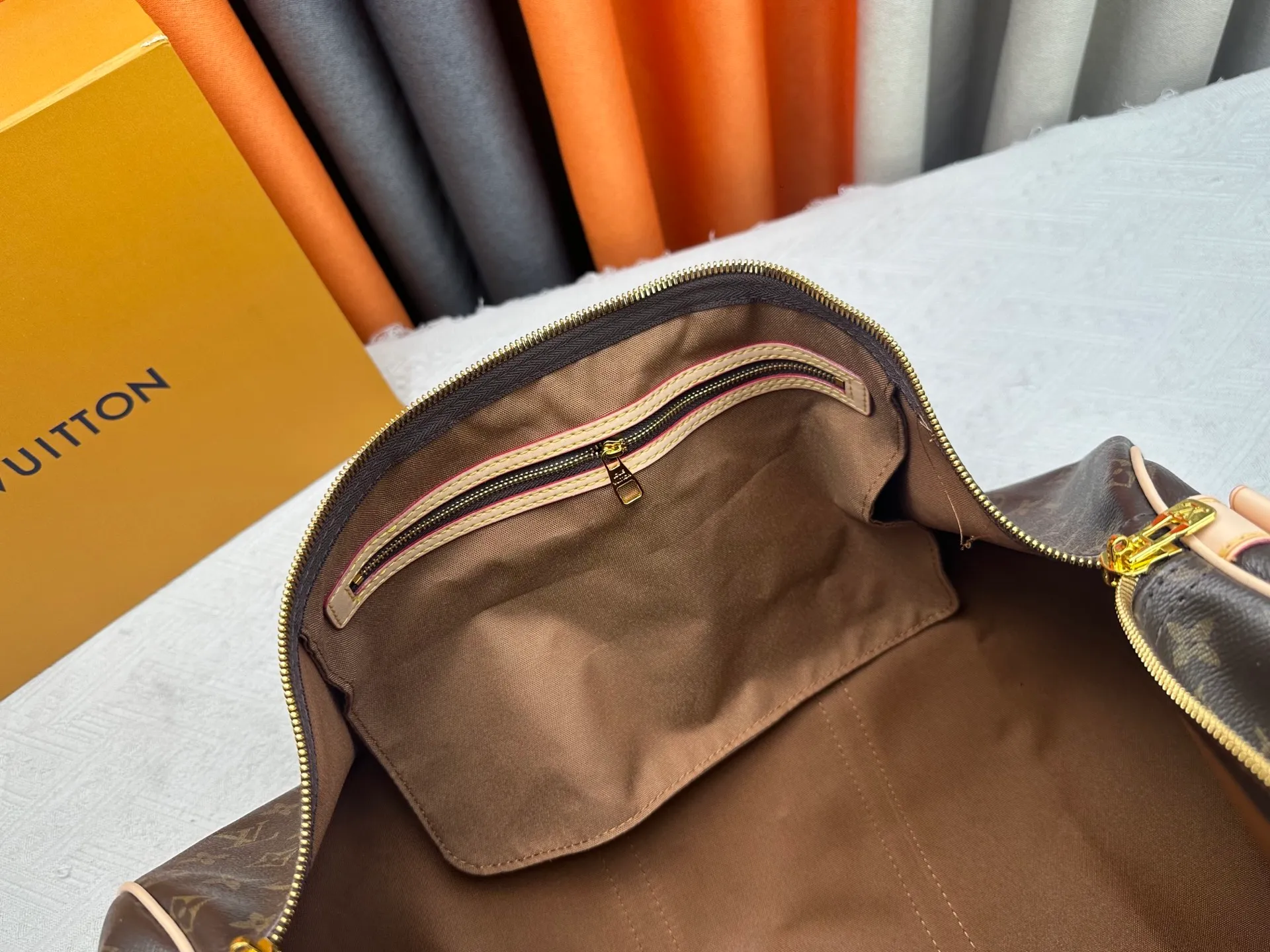 P360 upgraded original M41414 M40569 M45604 M40605 Keepall 55 travel bag, made of the new iconic black and gray Monogram Eclipse canvas. Since 1930, the Keepall series of bags has accompanied generations of travelers traveling around the world. Featuring multiple comfortable leather handles, a strap for casual cross-body carry and a shiny padlock, this updated travel bag is the ideal companion for short trips. Dimensions: 55.0 x 31.0 x 24.0 cm
