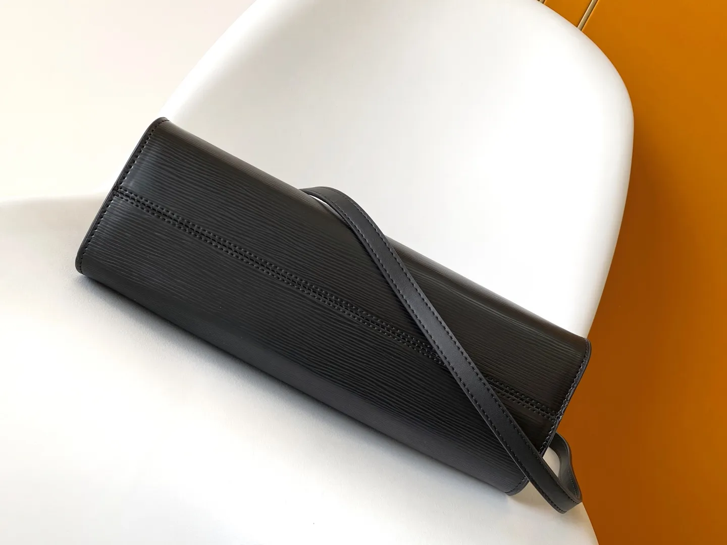 💰1340 (first-grain leather) top original order M11791 top original order dynamic code change Louis Vuitton explores the inspiration of the original Varenne handbag in 1992, and this time launches the East West version that is suitable for day and night. Epi leather complements the expandable Monogram canvas accordion structure, with ample space and zippered pockets to store personal items, cards and other travel needs. 32.0 x 24.0 x 7.0 cm (L x H x W) • Cow leather • Coated canvas trim • Textile lining • Metal hardware • Internal zip pocket • Shoulder strap: removable, adjustable • Strap half length: 43.0 cm • Strap half length adjustable to: 50.0 cm • Handles: Double handle