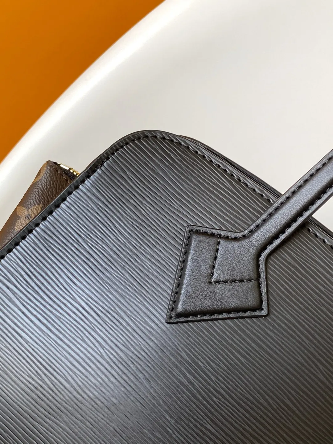 💰1340 (first-grain leather) top original order M11791 top original order dynamic code change Louis Vuitton explores the inspiration of the original Varenne handbag in 1992, and this time launches the East West version that is suitable for day and night. Epi leather complements the expandable Monogram canvas accordion structure, with ample space and zippered pockets to store personal items, cards and other travel needs. 32.0 x 24.0 x 7.0 cm (L x H x W) • Cow leather • Coated canvas trim • Textile lining • Metal hardware • Internal zip pocket • Shoulder strap: removable, adjustable • Strap half length: 43.0 cm • Strap half length adjustable to: 50.0 cm • Handles: Double handle