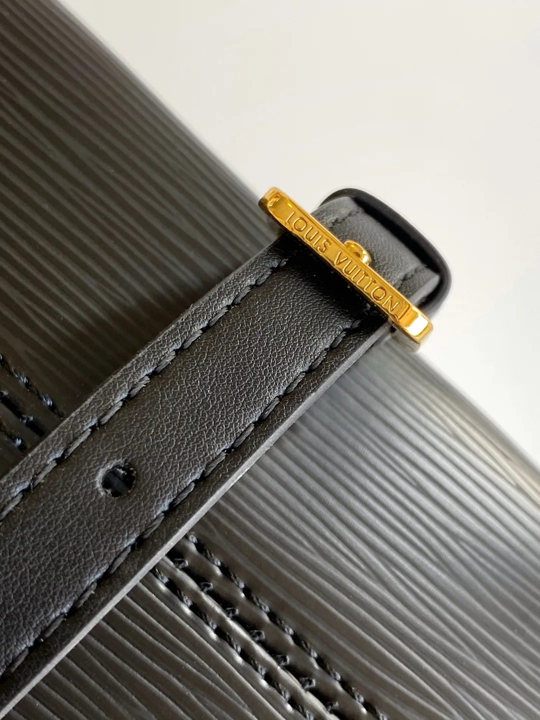 💰1340 (first-grain leather) top original order M11791 top original order dynamic code change Louis Vuitton explores the inspiration of the original Varenne handbag in 1992, and this time launches the East West version that is suitable for day and night. Epi leather complements the expandable Monogram canvas accordion structure, with ample space and zippered pockets to store personal items, cards and other travel needs. 32.0 x 24.0 x 7.0 cm (L x H x W) • Cow leather • Coated canvas trim • Textile lining • Metal hardware • Internal zip pocket • Shoulder strap: removable, adjustable • Strap half length: 43.0 cm • Strap half length adjustable to: 50.0 cm • Handles: Double handle