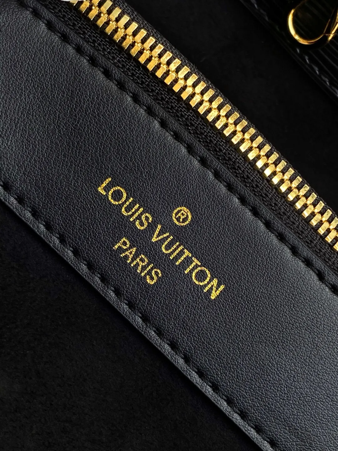 💰1340 (first-grain leather) top original order M11791 top original order dynamic code change Louis Vuitton explores the inspiration of the original Varenne handbag in 1992, and this time launches the East West version that is suitable for day and night. Epi leather complements the expandable Monogram canvas accordion structure, with ample space and zippered pockets to store personal items, cards and other travel needs. 32.0 x 24.0 x 7.0 cm (L x H x W) • Cow leather • Coated canvas trim • Textile lining • Metal hardware • Internal zip pocket • Shoulder strap: removable, adjustable • Strap half length: 43.0 cm • Strap half length adjustable to: 50.0 cm • Handles: Double handle