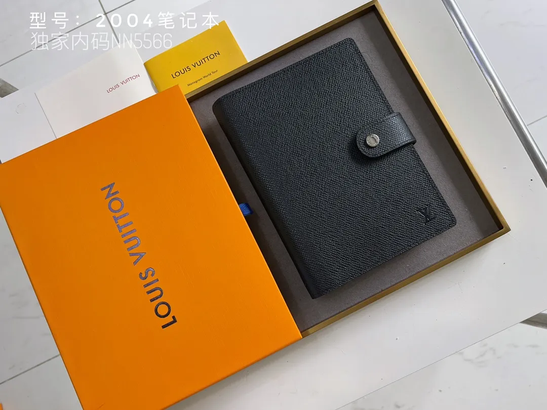 💰140 Top Original 💎 Latest Date 📅 Notepad This small notepad cover is made of Monogram canvas and can hold three credit cards. It can also be used as an address book, notebook or calendar. Epi leather is delicately embossed with LV initials and is lined with intertwined textured leather - Push-button closure - Six-ring binder with three rings in a set, six credit card slots and two internal compartments - Notepad insert available separately. Model: 2004 Size: 14x8cm