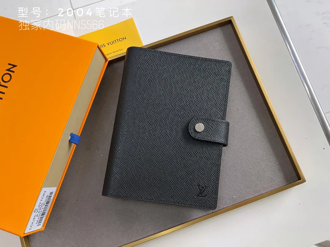 💰140 Top Original 💎 Latest Date 📅 Notepad This small notepad cover is made of Monogram canvas and can hold three credit cards. It can also be used as an address book, notebook or calendar. Epi leather is delicately embossed with LV initials and is lined with intertwined textured leather - Push-button closure - Six-ring binder with three rings in a set, six credit card slots and two internal compartments - Notepad insert available separately. Model: 2004 Size: 14x8cm