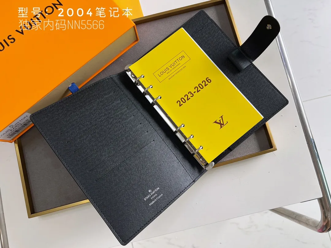 💰140 Top Original 💎 Latest Date 📅 Notepad This small notepad cover is made of Monogram canvas and can hold three credit cards. It can also be used as an address book, notebook or calendar. Epi leather is delicately embossed with LV initials and is lined with intertwined textured leather - Push-button closure - Six-ring binder with three rings in a set, six credit card slots and two internal compartments - Notepad insert available separately. Model: 2004 Size: 14x8cm