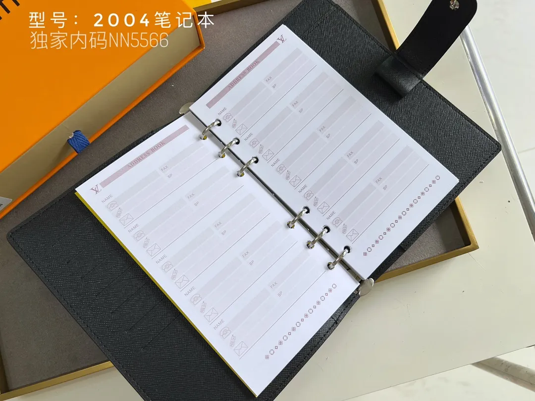💰140 Top Original 💎 Latest Date 📅 Notepad This small notepad cover is made of Monogram canvas and can hold three credit cards. It can also be used as an address book, notebook or calendar. Epi leather is delicately embossed with LV initials and is lined with intertwined textured leather - Push-button closure - Six-ring binder with three rings in a set, six credit card slots and two internal compartments - Notepad insert available separately. Model: 2004 Size: 14x8cm