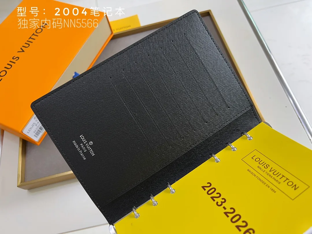 💰140 Top Original 💎 Latest Date 📅 Notepad This small notepad cover is made of Monogram canvas and can hold three credit cards. It can also be used as an address book, notebook or calendar. Epi leather is delicately embossed with LV initials and is lined with intertwined textured leather - Push-button closure - Six-ring binder with three rings in a set, six credit card slots and two internal compartments - Notepad insert available separately. Model: 2004 Size: 14x8cm