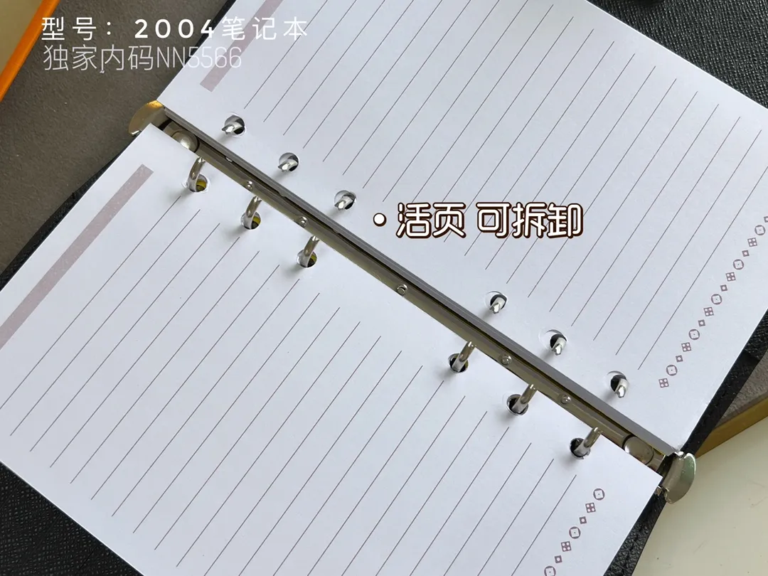 💰140 Top Original 💎 Latest Date 📅 Notepad This small notepad cover is made of Monogram canvas and can hold three credit cards. It can also be used as an address book, notebook or calendar. Epi leather is delicately embossed with LV initials and is lined with intertwined textured leather - Push-button closure - Six-ring binder with three rings in a set, six credit card slots and two internal compartments - Notepad insert available separately. Model: 2004 Size: 14x8cm