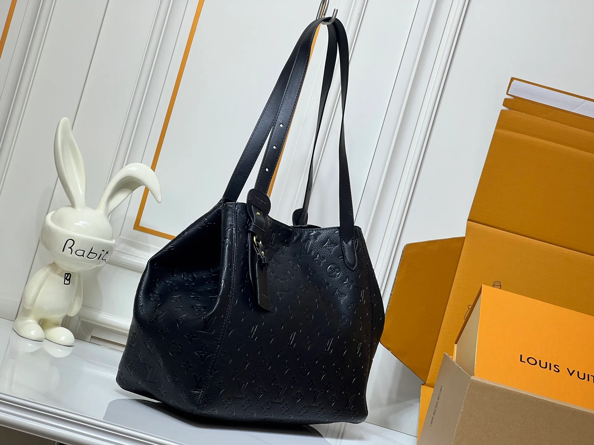 Batch 300💰Large size [ALL IN ONE MM handbag] m25888 maroon m25860 black This All In One MM handbag expands the capacity definition of the All-In series and can be transformed into a rounded Hobo handbag or an open tote bag, making it easy to carry your daily needs. Monogram Empreinte leather bag with dazzling metal parts, LV padlock and nameplate highlight the exquisite details. Size:56x30.5x17(cm)