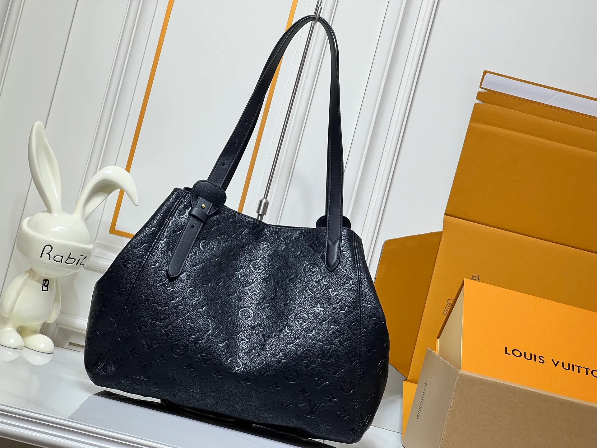 Batch 300💰Large size [ALL IN ONE MM handbag] m25888 maroon m25860 black This All In One MM handbag expands the capacity definition of the All-In series and can be transformed into a rounded Hobo handbag or an open tote bag, making it easy to carry your daily needs. Monogram Empreinte leather bag with dazzling metal parts, LV padlock and nameplate highlight the exquisite details. Size:56x30.5x17(cm)