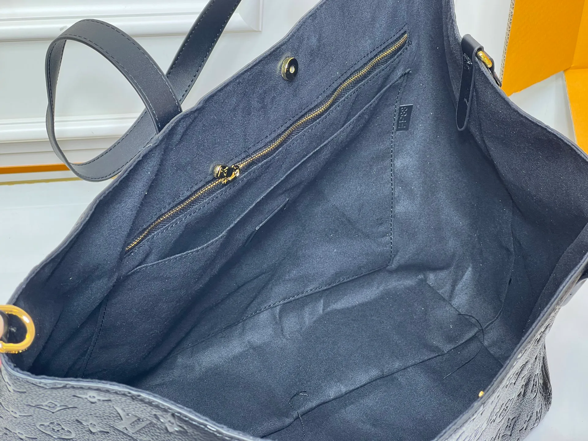 Batch 300💰Large size [ALL IN ONE MM handbag] m25888 maroon m25860 black This All In One MM handbag expands the capacity definition of the All-In series and can be transformed into a rounded Hobo handbag or an open tote bag, making it easy to carry your daily needs. Monogram Empreinte leather bag with dazzling metal parts, LV padlock and nameplate highlight the exquisite details. Size:56x30.5x17(cm)