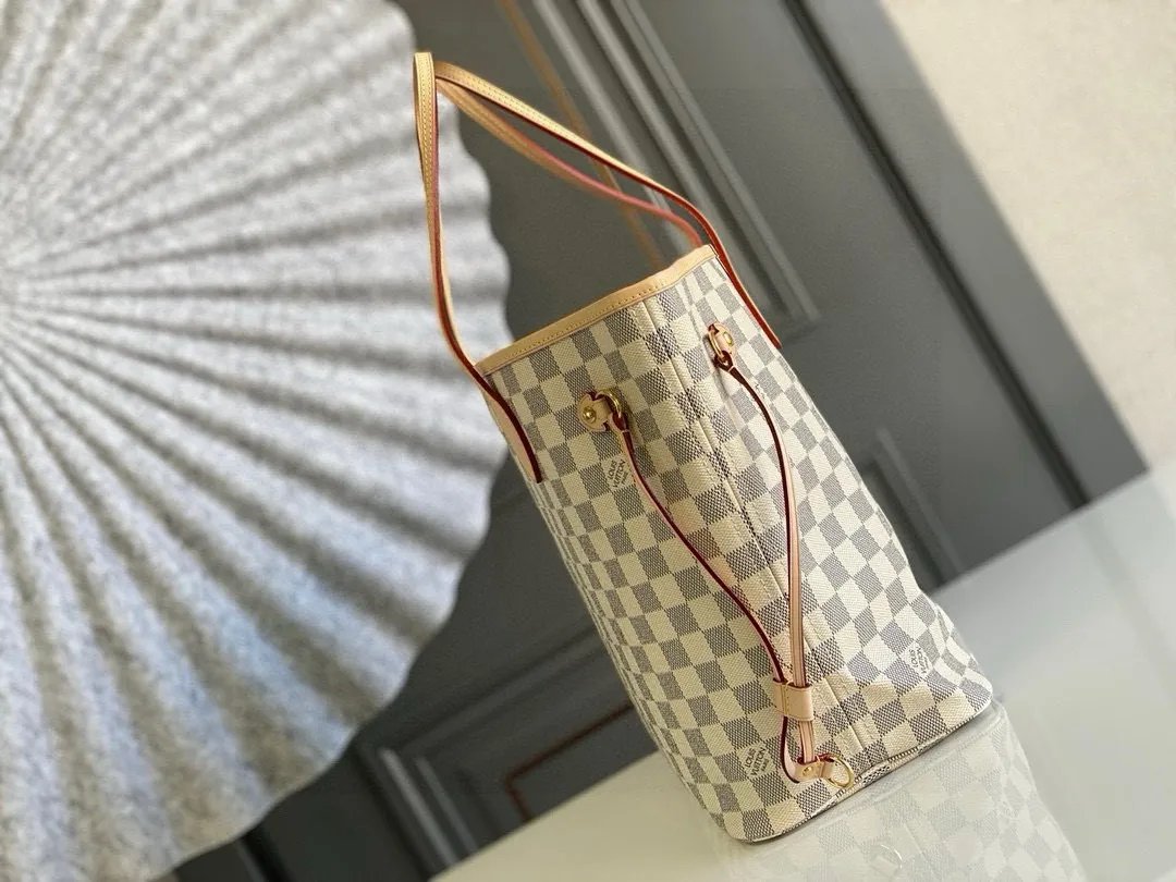 💰760 (Medium Steel Nail) Top Original N41605 NEVERFULL Medium Handbag The legendary Neverfull handbag: always able to meet your various needs for handbags. It has a large capacity but is not bulky. It is stiff and soft to the touch, making it suitable for home and travel. Tighten the side ties and it instantly transforms into a stylish urban handbag. Loosen the straps and it transforms into a chic and practical handbag. The slender leather handle can be carried over the shoulder or between the arms. The model shown here is made of Damier Azur canvas. Detailed Features 31 x 28 x 14 cm (Length x Height x Width) Bag interior redesigned with vintage details inspired by the Louis Vuitton archives - Fabric-lined interior pocket Removable zip clutch with matching interior Natural cowhide leather trim Shiny gold-tone brass hardware Handles: Double handle