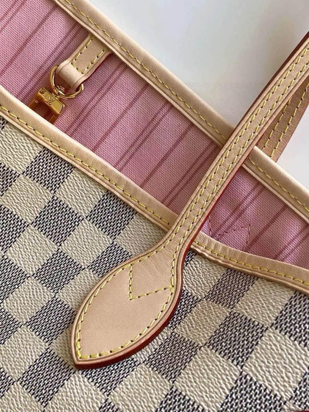 💰760 (Medium Steel Nail) Top Original N41605 NEVERFULL Medium Handbag The legendary Neverfull handbag: always able to meet your various needs for handbags. It has a large capacity but is not bulky. It is stiff and soft to the touch, making it suitable for home and travel. Tighten the side ties and it instantly transforms into a stylish urban handbag. Loosen the straps and it transforms into a chic and practical handbag. The slender leather handle can be carried over the shoulder or between the arms. The model shown here is made of Damier Azur canvas. Detailed Features 31 x 28 x 14 cm (Length x Height x Width) Bag interior redesigned with vintage details inspired by the Louis Vuitton archives - Fabric-lined interior pocket Removable zip clutch with matching interior Natural cowhide leather trim Shiny gold-tone brass hardware Handles: Double handle