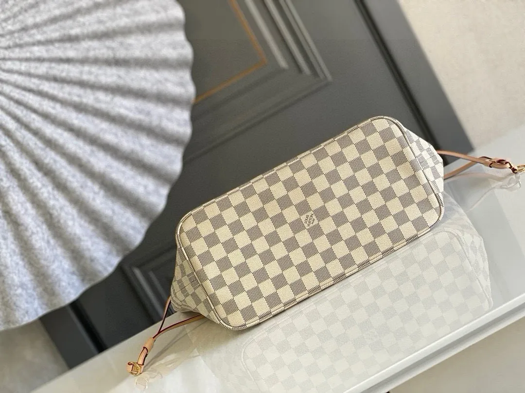 💰760 (Medium Steel Nail) Top Original N41605 NEVERFULL Medium Handbag The legendary Neverfull handbag: always able to meet your various needs for handbags. It has a large capacity but is not bulky. It is stiff and soft to the touch, making it suitable for home and travel. Tighten the side ties and it instantly transforms into a stylish urban handbag. Loosen the straps and it transforms into a chic and practical handbag. The slender leather handle can be carried over the shoulder or between the arms. The model shown here is made of Damier Azur canvas. Detailed Features 31 x 28 x 14 cm (Length x Height x Width) Bag interior redesigned with vintage details inspired by the Louis Vuitton archives - Fabric-lined interior pocket Removable zip clutch with matching interior Natural cowhide leather trim Shiny gold-tone brass hardware Handles: Double handle
