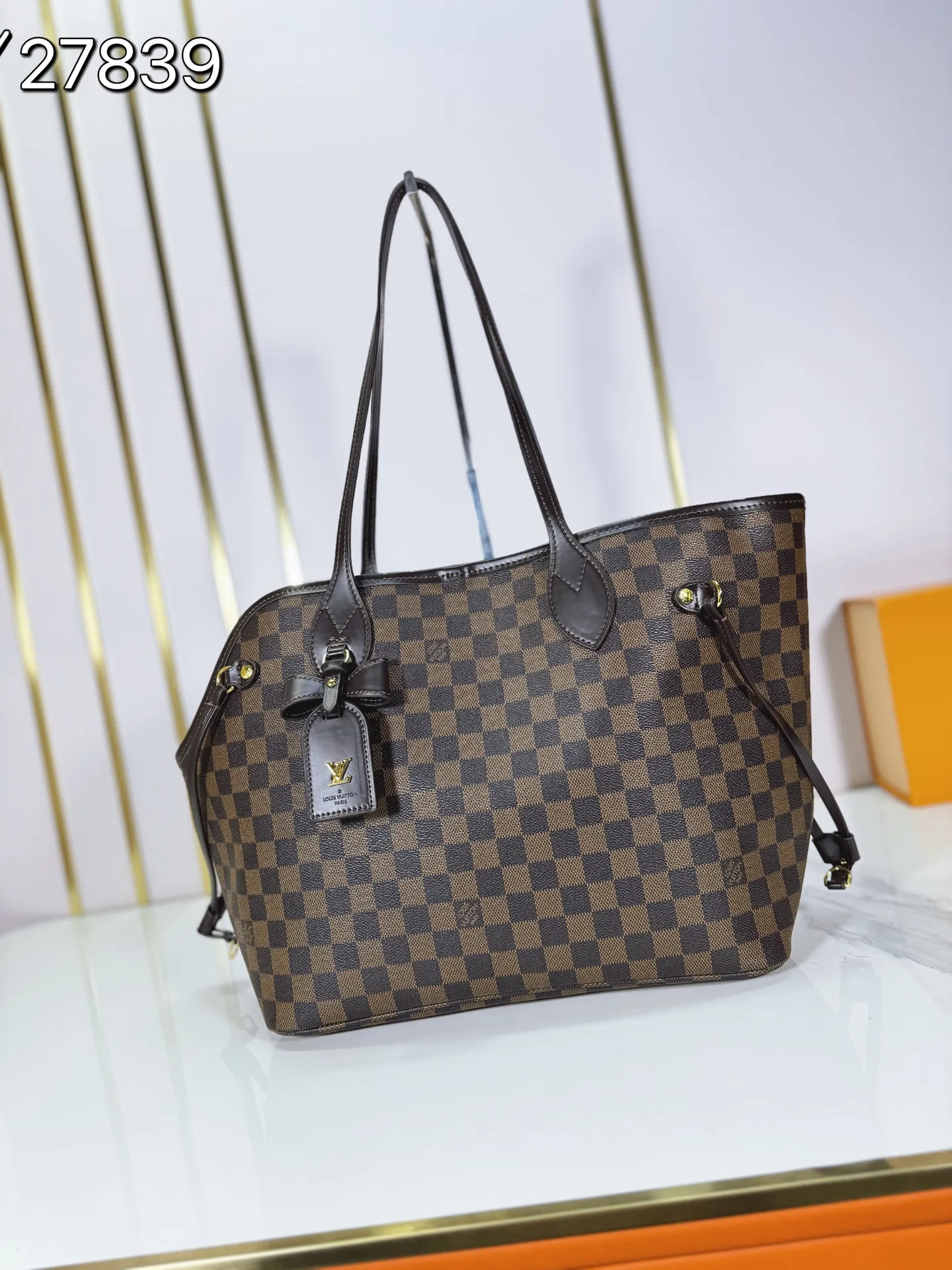 P240 M27787 M27839 New version Upgraded original version This Neverfull medium handbag is drawn from the Louis Vuitton x Takashi Murakami reissue series. It uses colorful Monogram coated canvas to create a delicate configuration, and cleverly reinterprets the brand's classic elements with the smart style of Japanese artist Takashi Murakami. The tote bag has straps on both sides that can be tightened or stretched to create a unique look. The slim handle makes it easy to carry over the shoulder or elbow, and the removable zipper bag can be used as a clutch or pocket.  28 x 14 x 31 cm (height x width x length)
