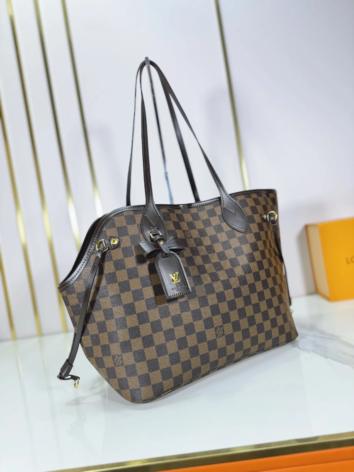 P240 M27787 M27839 New version Upgraded original version This Neverfull medium handbag is drawn from the Louis Vuitton x Takashi Murakami reissue series. It uses colorful Monogram coated canvas to create a delicate configuration, and cleverly reinterprets the brand's classic elements with the smart style of Japanese artist Takashi Murakami. The tote bag has straps on both sides that can be tightened or stretched to create a unique look. The slim handle makes it easy to carry over the shoulder or elbow, and the removable zipper bag can be used as a clutch or pocket.  28 x 14 x 31 cm (height x width x length)