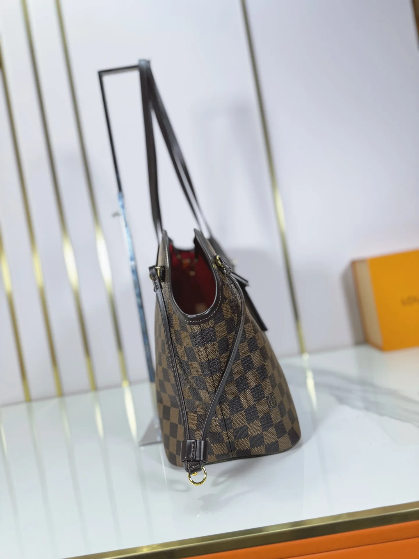 P240 M27787 M27839 New version Upgraded original version This Neverfull medium handbag is drawn from the Louis Vuitton x Takashi Murakami reissue series. It uses colorful Monogram coated canvas to create a delicate configuration, and cleverly reinterprets the brand's classic elements with the smart style of Japanese artist Takashi Murakami. The tote bag has straps on both sides that can be tightened or stretched to create a unique look. The slim handle makes it easy to carry over the shoulder or elbow, and the removable zipper bag can be used as a clutch or pocket.  28 x 14 x 31 cm (height x width x length)