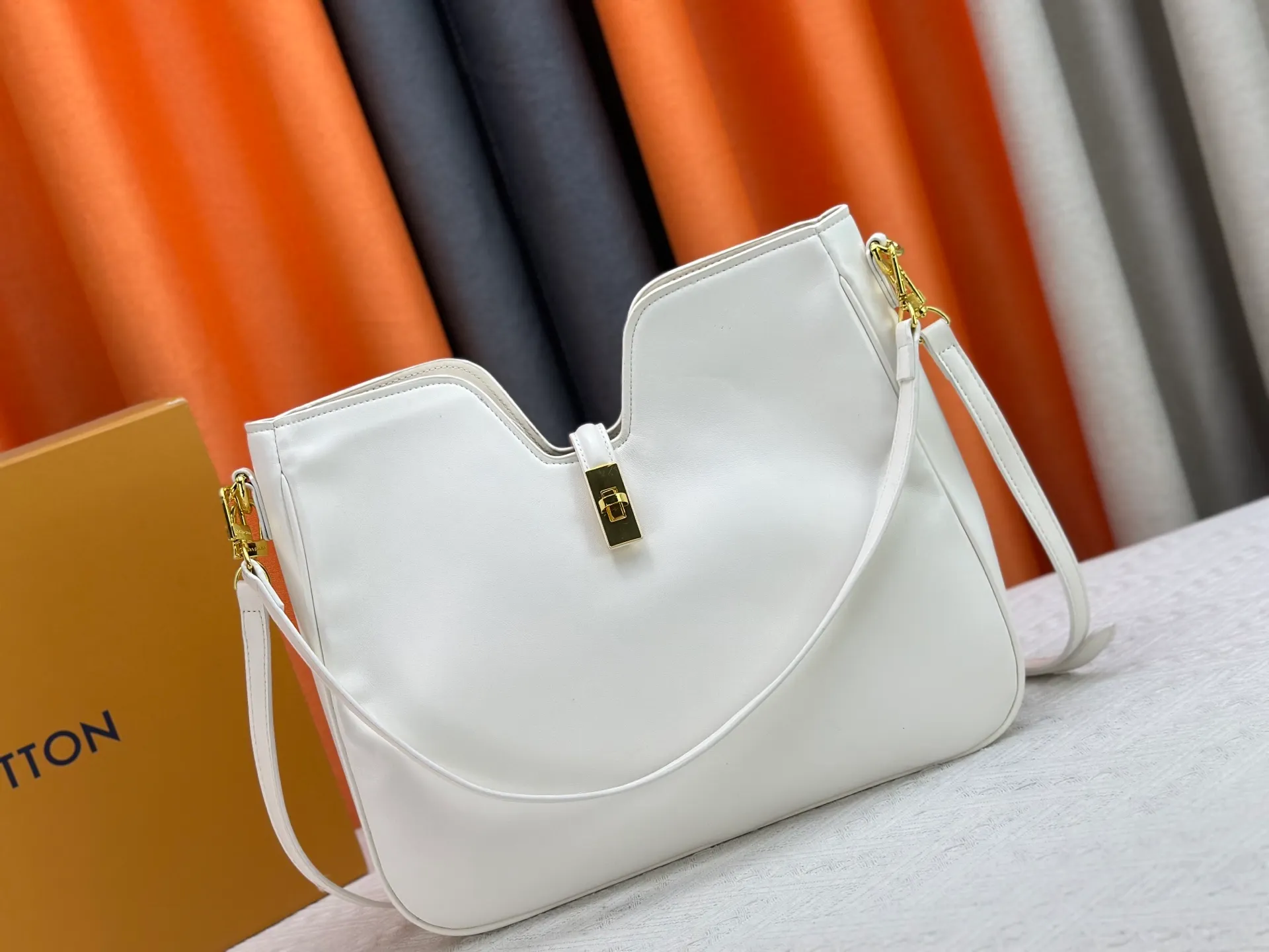 P320 Large M120693 M119563 Louis Vuitton's new style has quietly returned to the minimalist elegance. This new design has soft lines and uses the Hobo outline to outline a casual sense of calmness. This is a bag that deliberately attracts attention and captures people's hearts with its low-key and restrained charm. Internal zipper pocket Size: small 24.5x21.5x5cm large 36×29.5×7cm