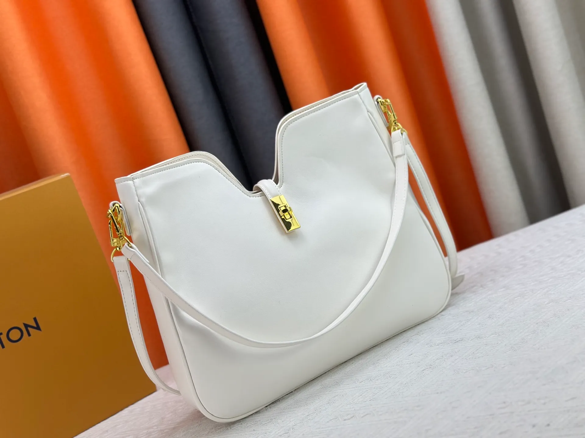 P320 Large M120693 M119563 Louis Vuitton's new style has quietly returned to the minimalist elegance. This new design has soft lines and uses the Hobo outline to outline a casual sense of calmness. This is a bag that deliberately attracts attention and captures people's hearts with its low-key and restrained charm. Internal zipper pocket Size: small 24.5x21.5x5cm large 36×29.5×7cm