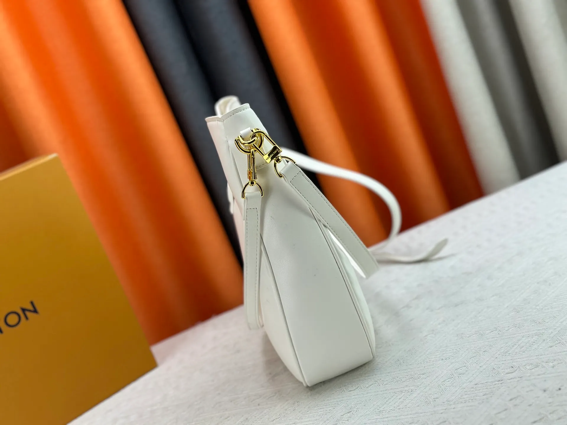 P320 Large M120693 M119563 Louis Vuitton's new style has quietly returned to the minimalist elegance. This new design has soft lines and uses the Hobo outline to outline a casual sense of calmness. This is a bag that deliberately attracts attention and captures people's hearts with its low-key and restrained charm. Internal zipper pocket Size: small 24.5x21.5x5cm large 36×29.5×7cm