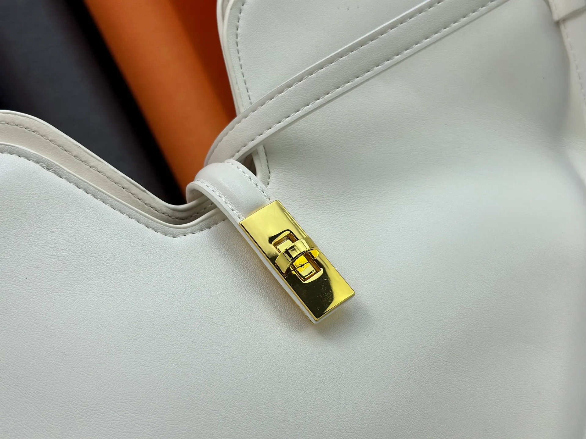P320 Large M120693 M119563 Louis Vuitton's new style has quietly returned to the minimalist elegance. This new design has soft lines and uses the Hobo outline to outline a casual sense of calmness. This is a bag that deliberately attracts attention and captures people's hearts with its low-key and restrained charm. Internal zipper pocket Size: small 24.5x21.5x5cm large 36×29.5×7cm