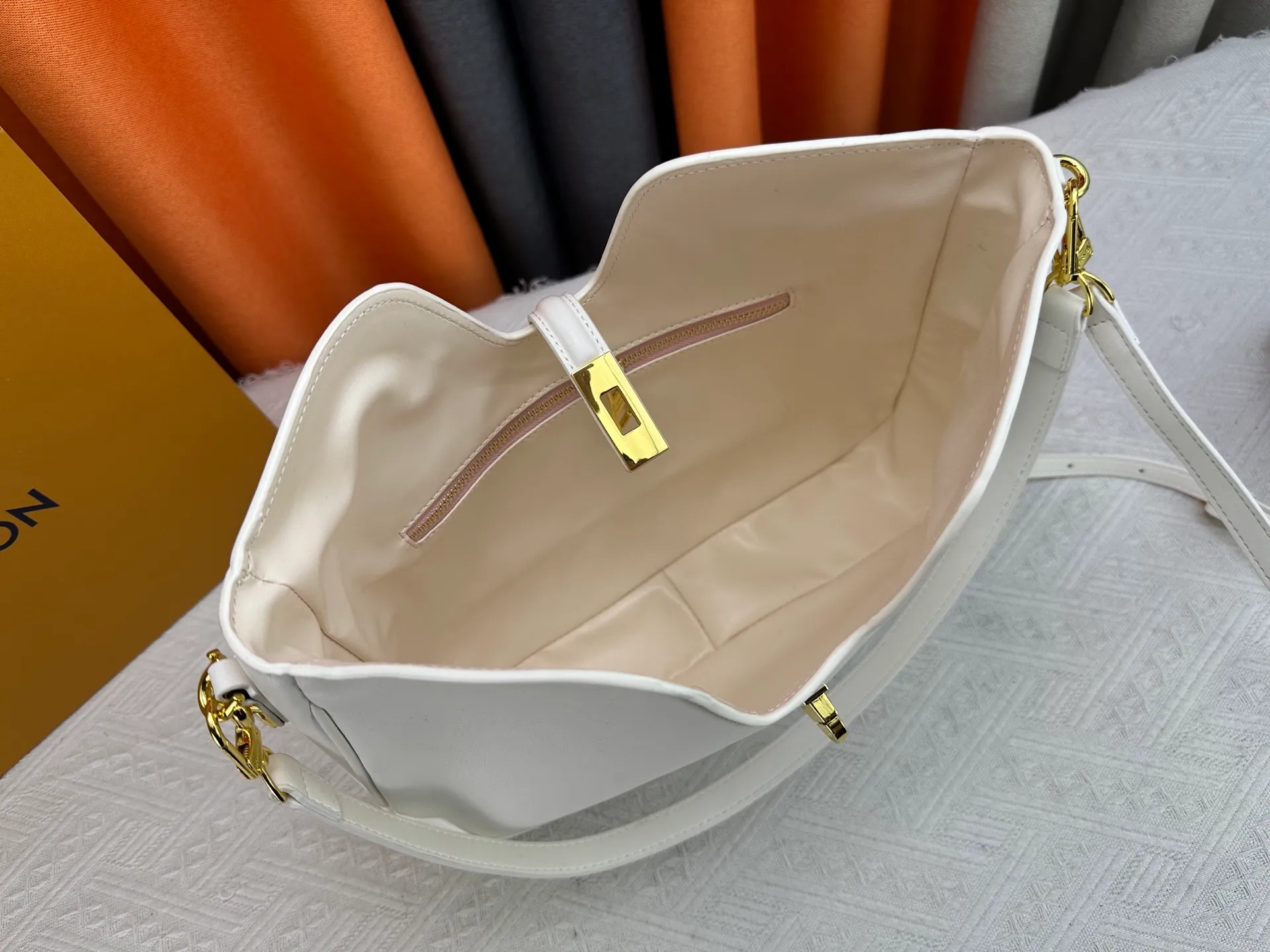 P320 Large M120693 M119563 Louis Vuitton's new style has quietly returned to the minimalist elegance. This new design has soft lines and uses the Hobo outline to outline a casual sense of calmness. This is a bag that deliberately attracts attention and captures people's hearts with its low-key and restrained charm. Internal zipper pocket Size: small 24.5x21.5x5cm large 36×29.5×7cm