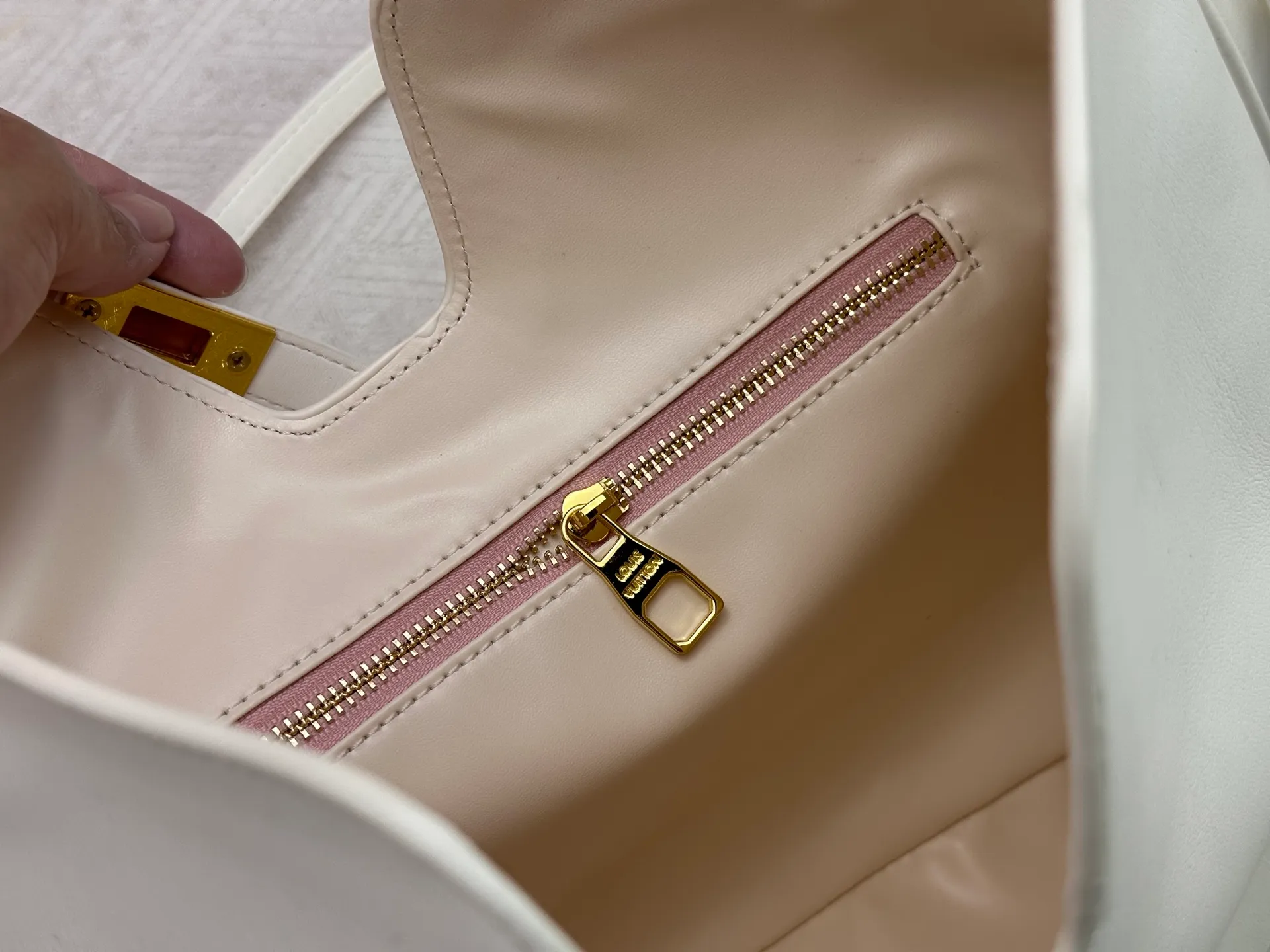 P320 Large M120693 M119563 Louis Vuitton's new style has quietly returned to the minimalist elegance. This new design has soft lines and uses the Hobo outline to outline a casual sense of calmness. This is a bag that deliberately attracts attention and captures people's hearts with its low-key and restrained charm. Internal zipper pocket Size: small 24.5x21.5x5cm large 36×29.5×7cm