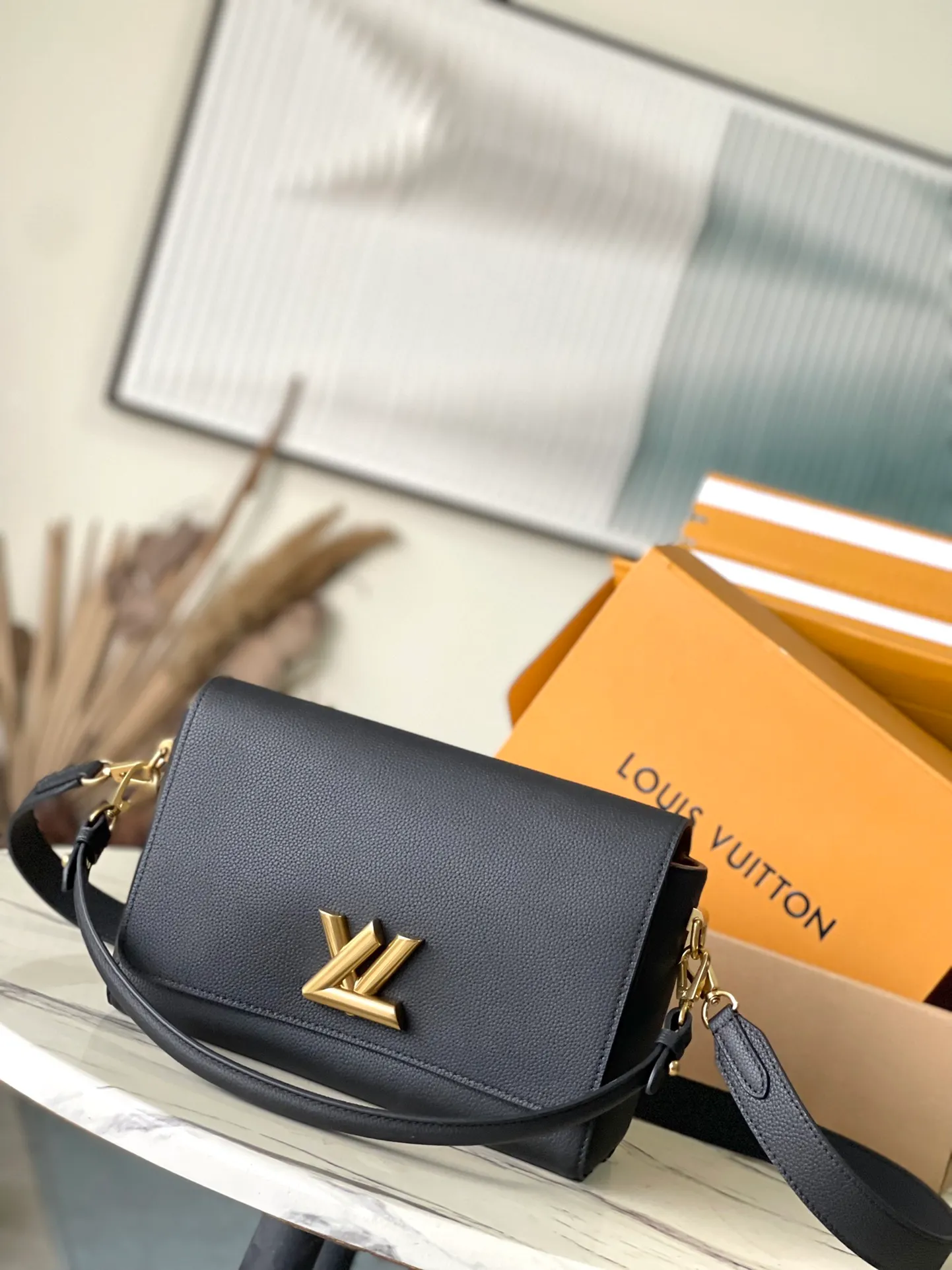 💰1280 (top layer leather) top quality original M24639 black. This SoftTwist handbag is made of soft cow leather and reinterprets the iconic Twist handbag in a generous size. The aged metal parts shine with a sleep-ready style, and the fitted design and multiple carrying methods enable a comfortable travel experience. Dimensions: 27 × 19 × 9 cm
