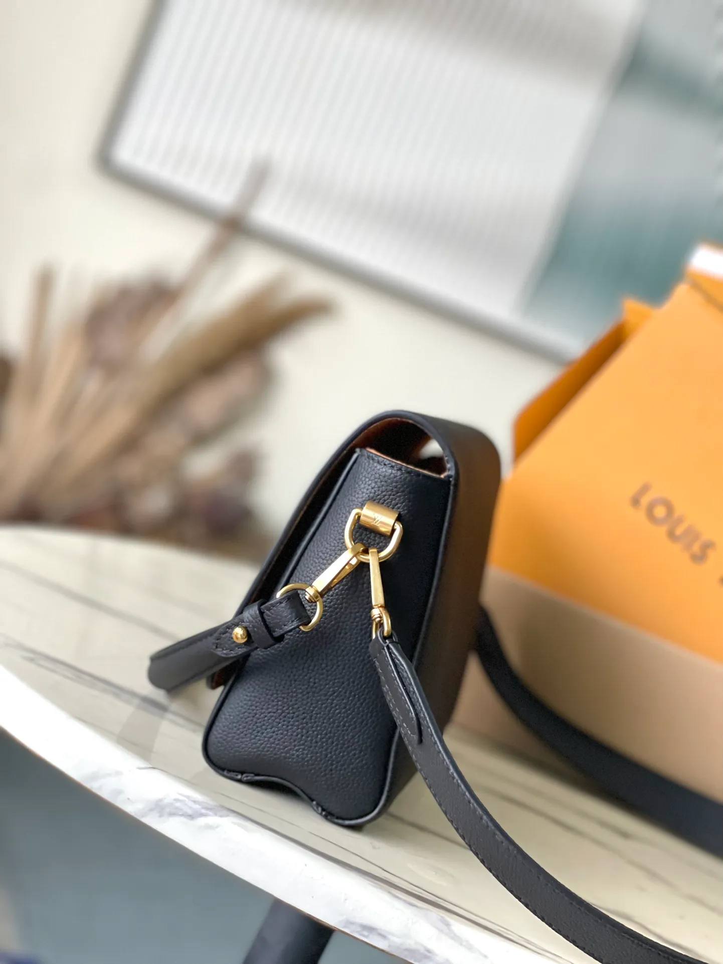 💰1280 (top layer leather) top quality original M24639 black. This SoftTwist handbag is made of soft cow leather and reinterprets the iconic Twist handbag in a generous size. The aged metal parts shine with a sleep-ready style, and the fitted design and multiple carrying methods enable a comfortable travel experience. Dimensions: 27 × 19 × 9 cm