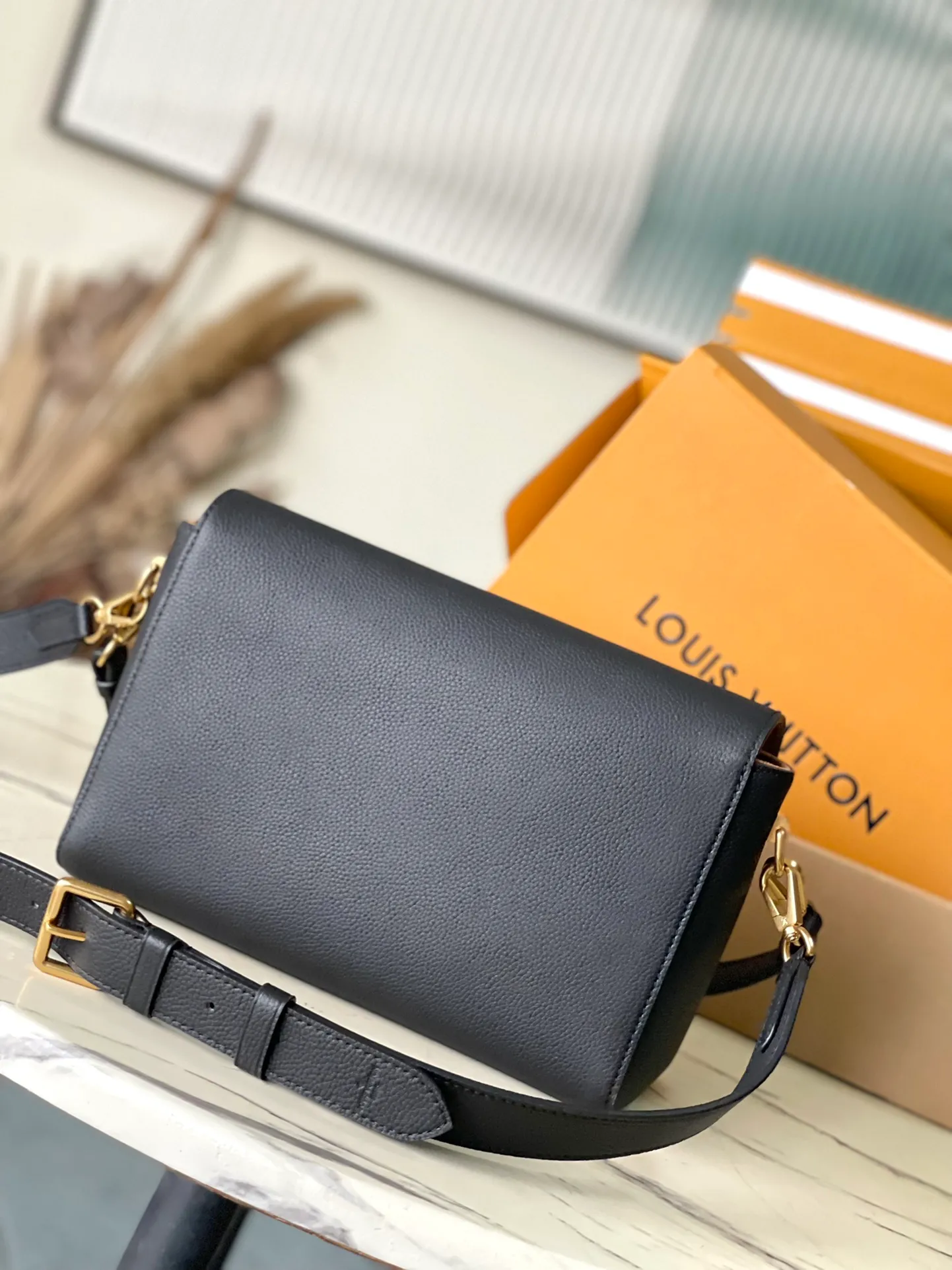 💰1280 (top layer leather) top quality original M24639 black. This SoftTwist handbag is made of soft cow leather and reinterprets the iconic Twist handbag in a generous size. The aged metal parts shine with a sleep-ready style, and the fitted design and multiple carrying methods enable a comfortable travel experience. Dimensions: 27 × 19 × 9 cm