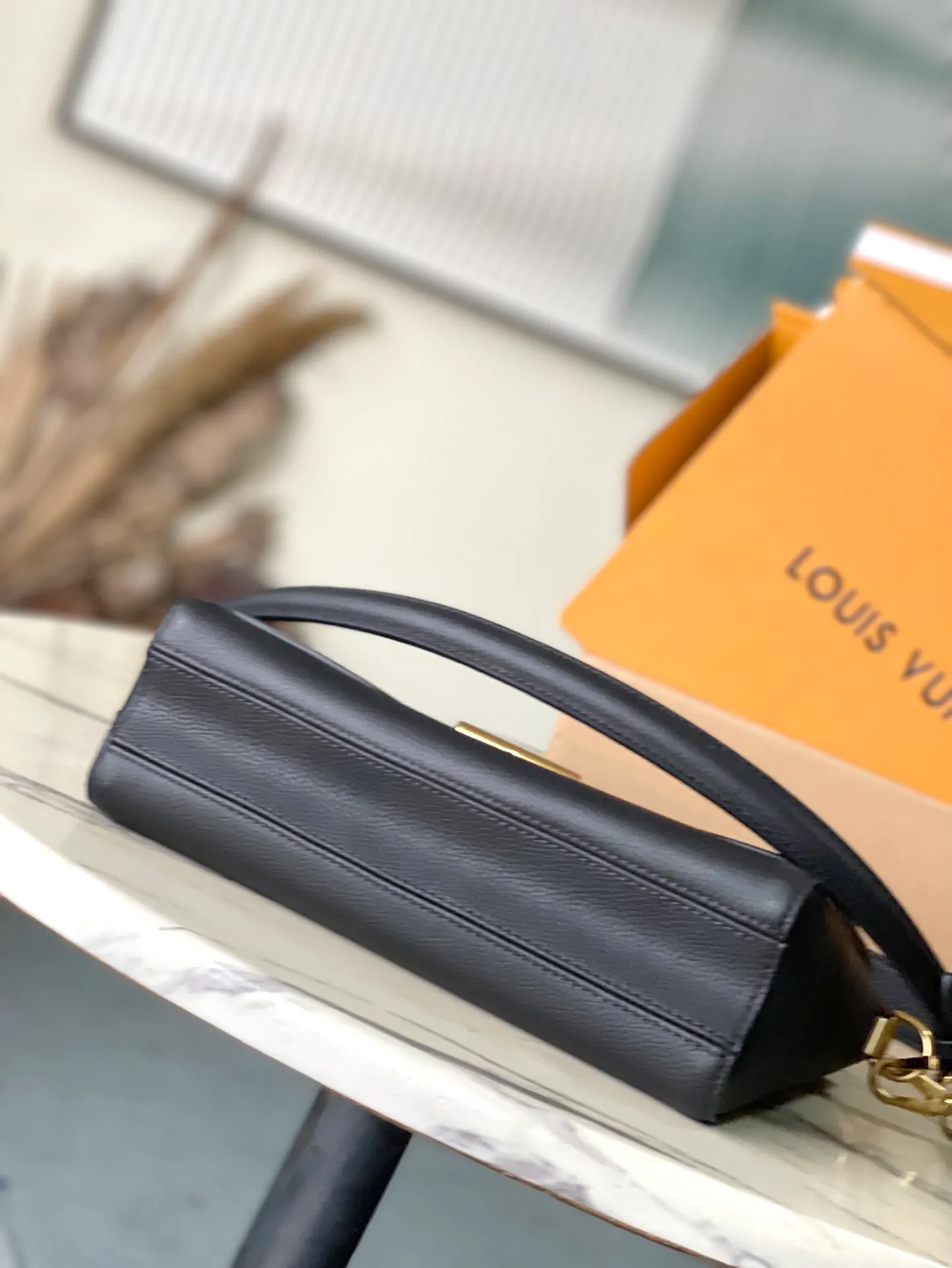 💰1280 (top layer leather) top quality original M24639 black. This SoftTwist handbag is made of soft cow leather and reinterprets the iconic Twist handbag in a generous size. The aged metal parts shine with a sleep-ready style, and the fitted design and multiple carrying methods enable a comfortable travel experience. Dimensions: 27 × 19 × 9 cm